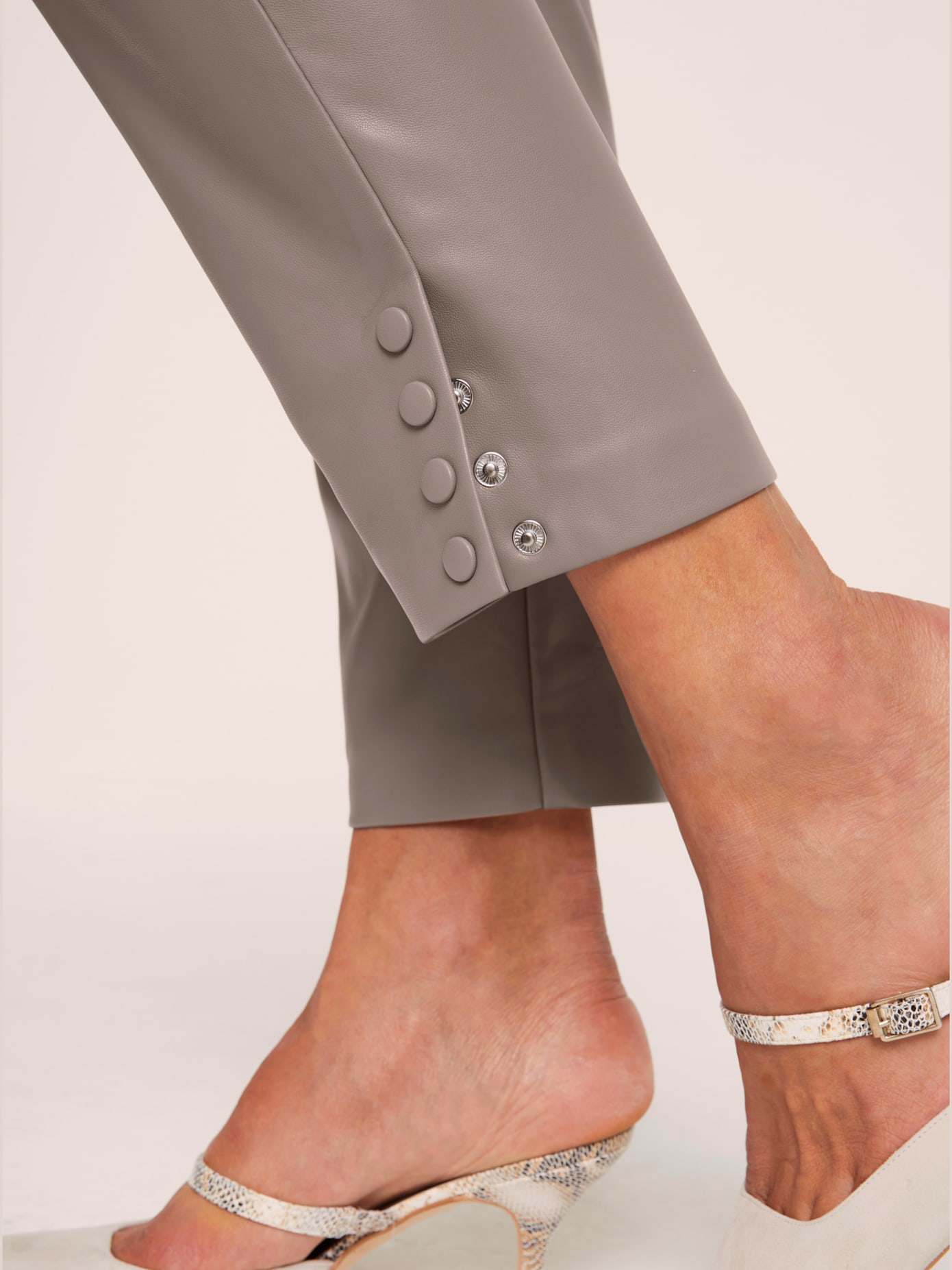 Pantalon en imitation cuir coupe skinny tendance