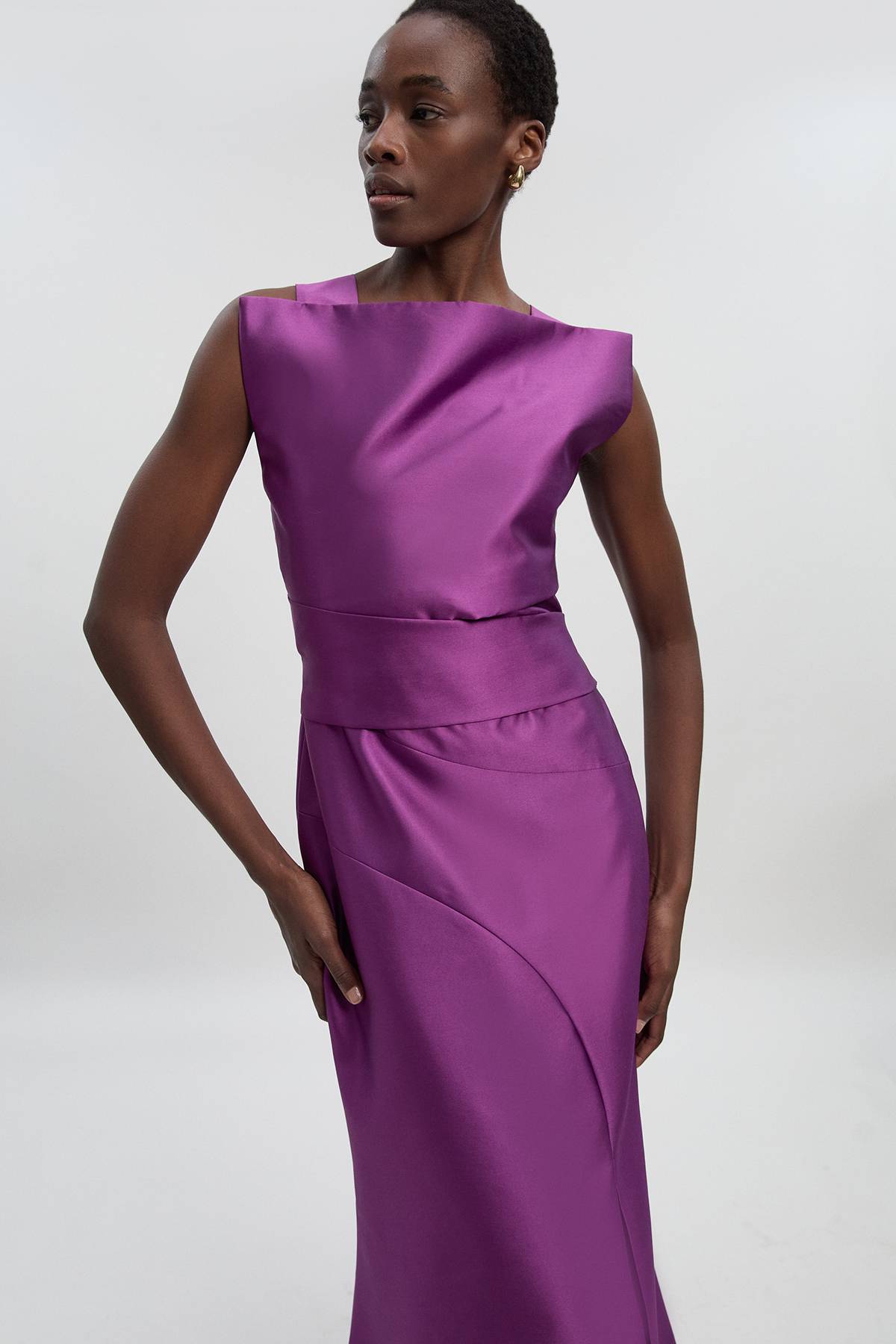 KarenMillen Robe Longue Structurée à Taille Drapée en Sergé Satiné