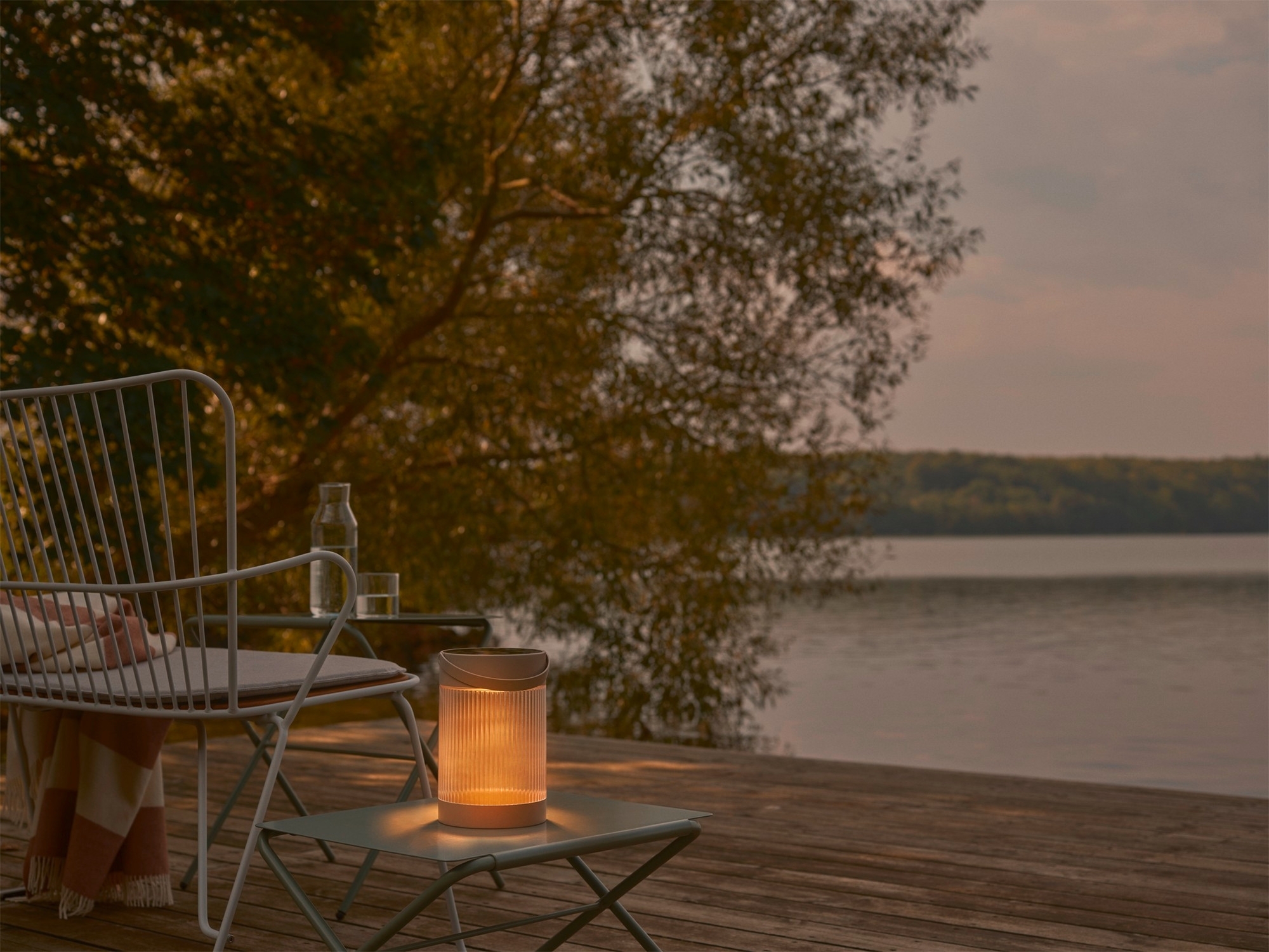 Nordlux Coupar Solar Tischlampe sandfarbig