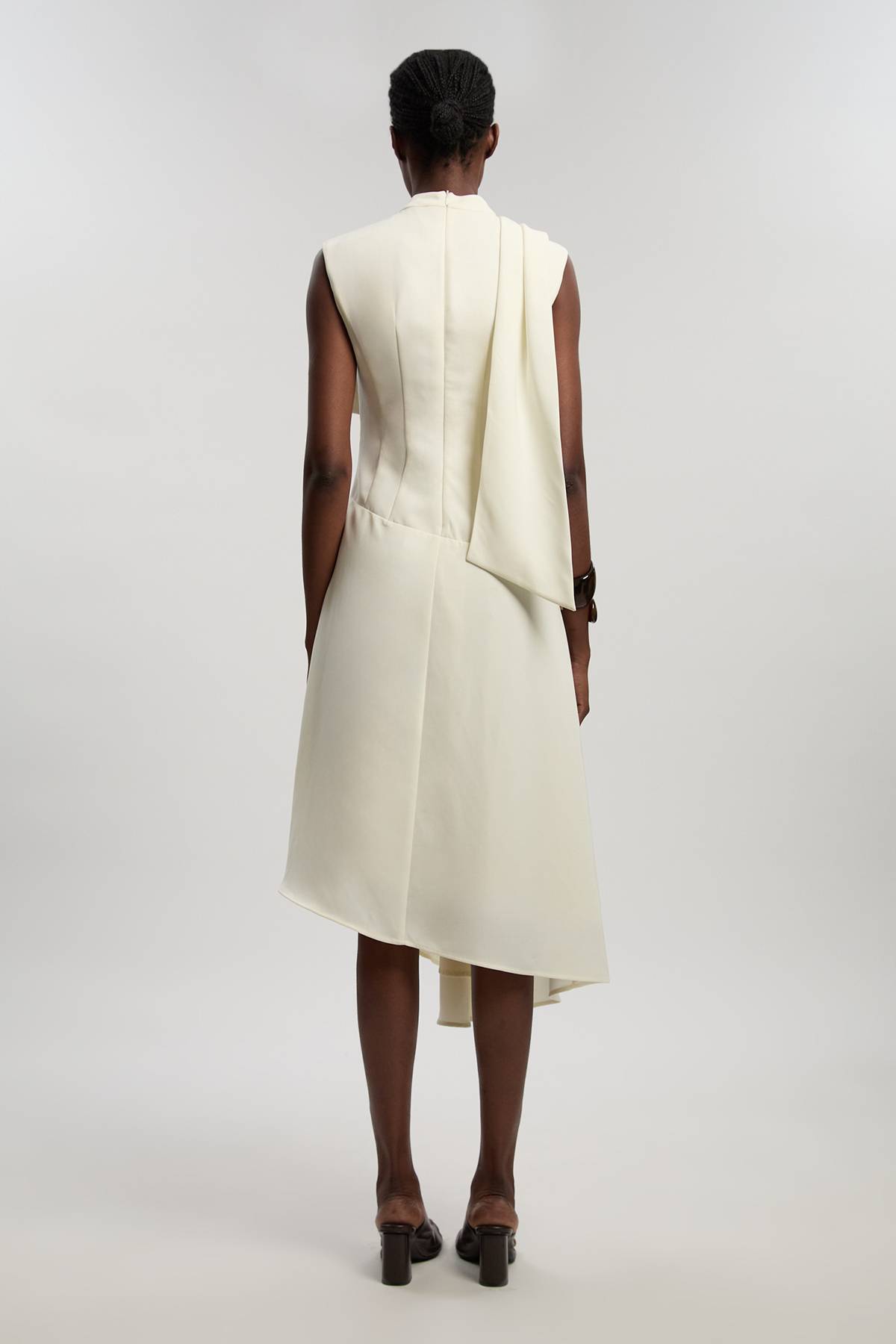 KarenMillen Robe Midi En Crêpe Ajustée Avec Cape Asymétrique Et Détail Col Cape