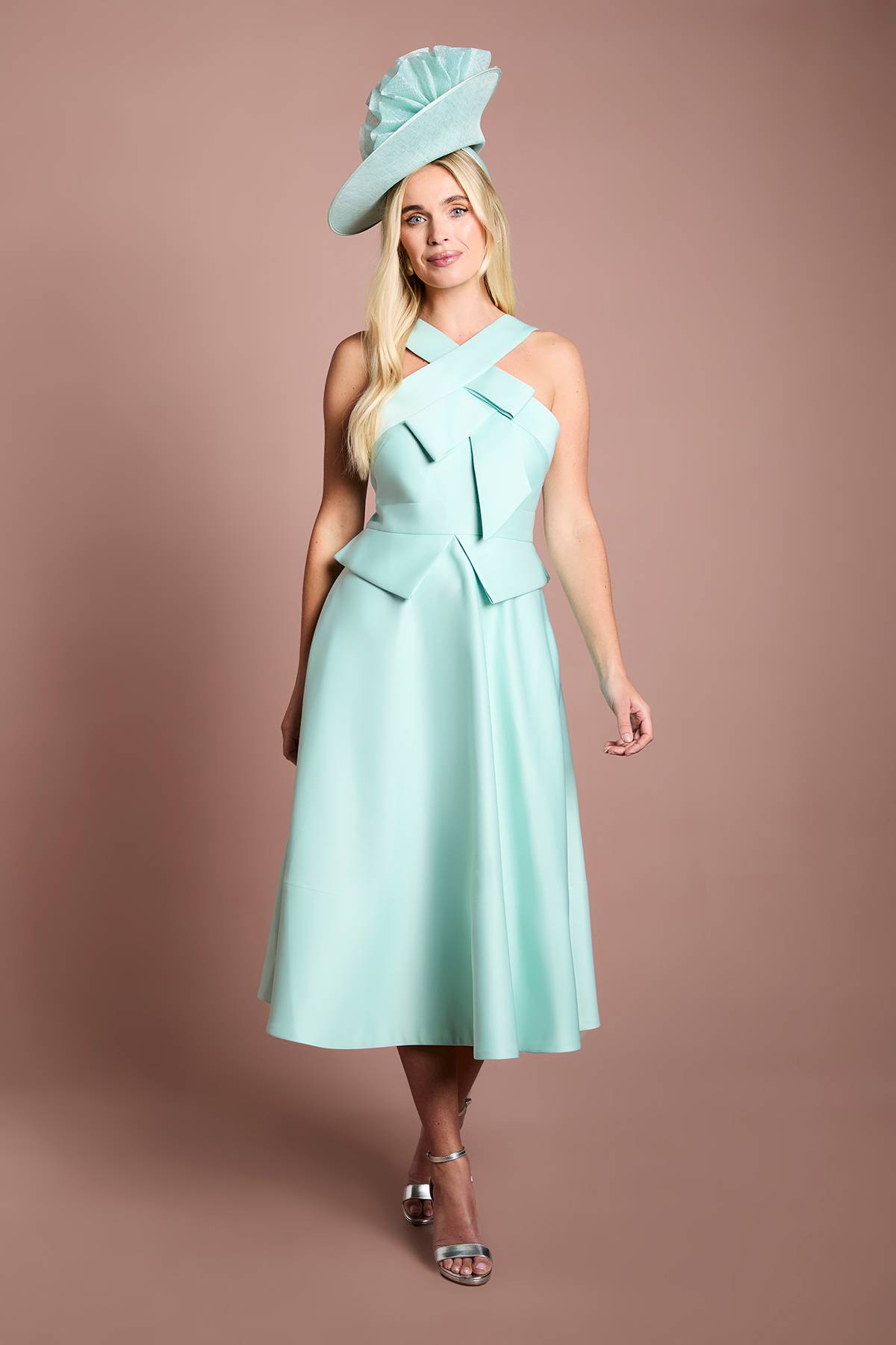 Coast Robe Midi Petite Lisa Couleur Tan À Col Croisé En Satin Structuré Avec Détail Nœud