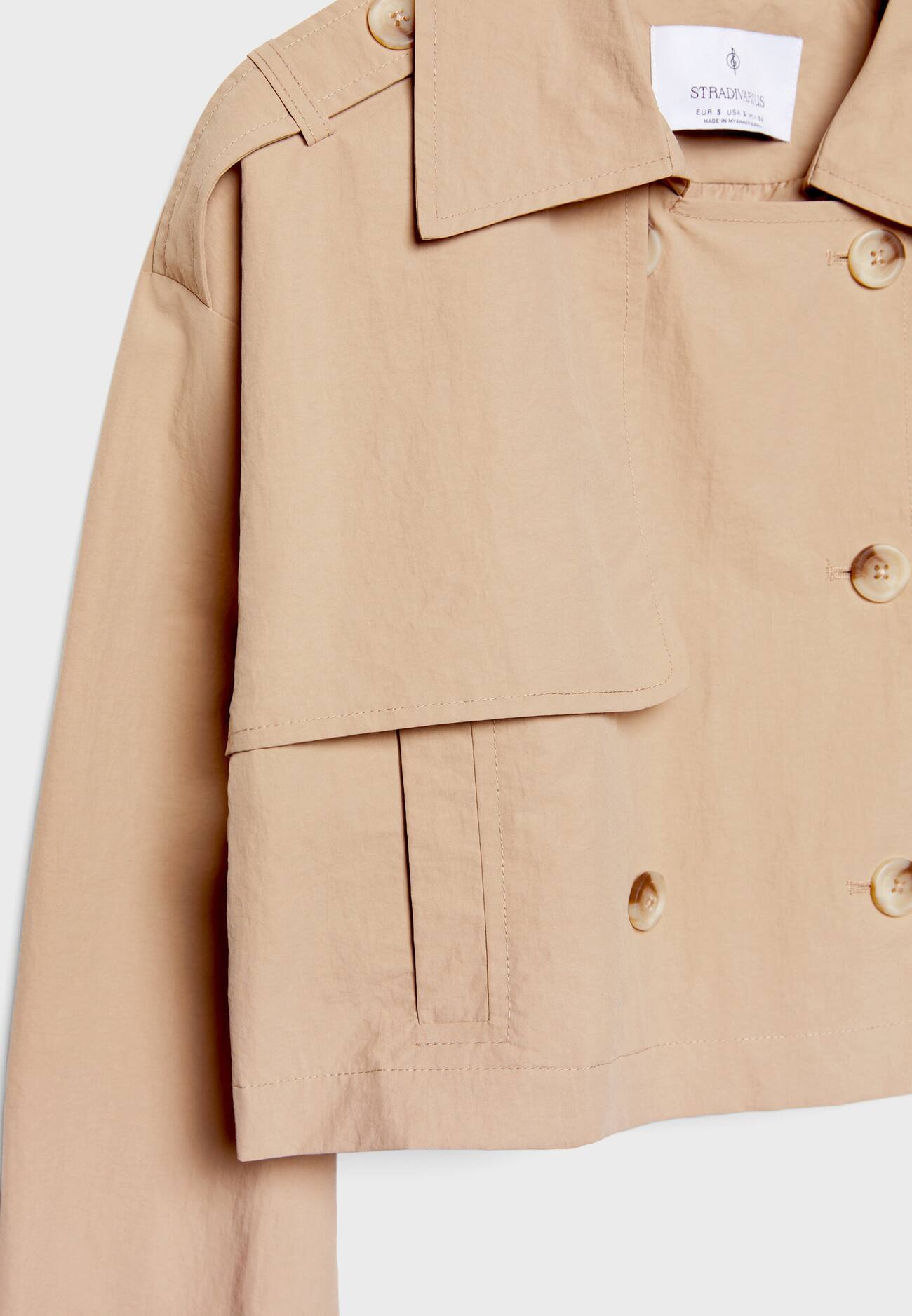Trench coat curto e oversized com efeito vincado