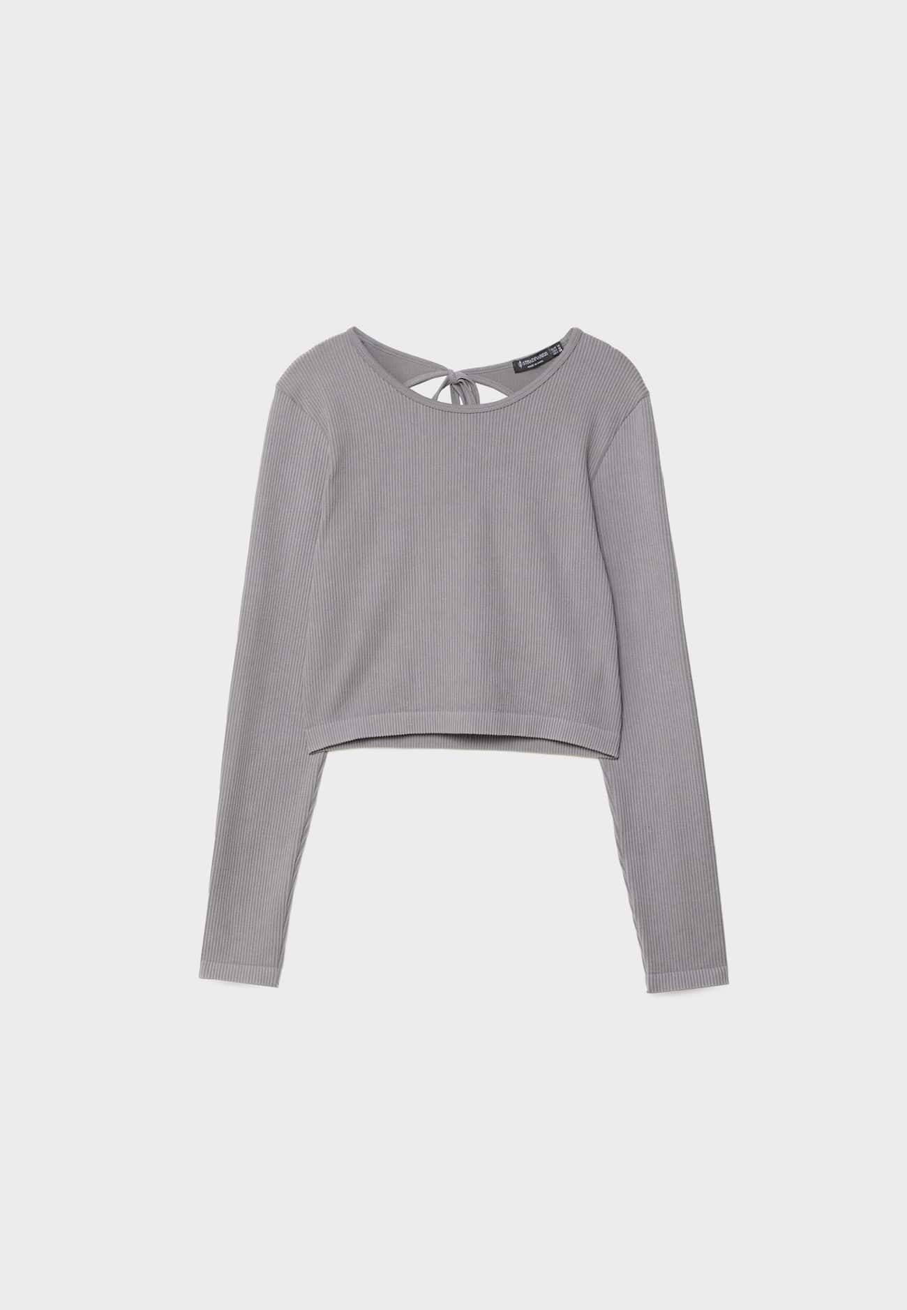 Camiseta com costas abertas