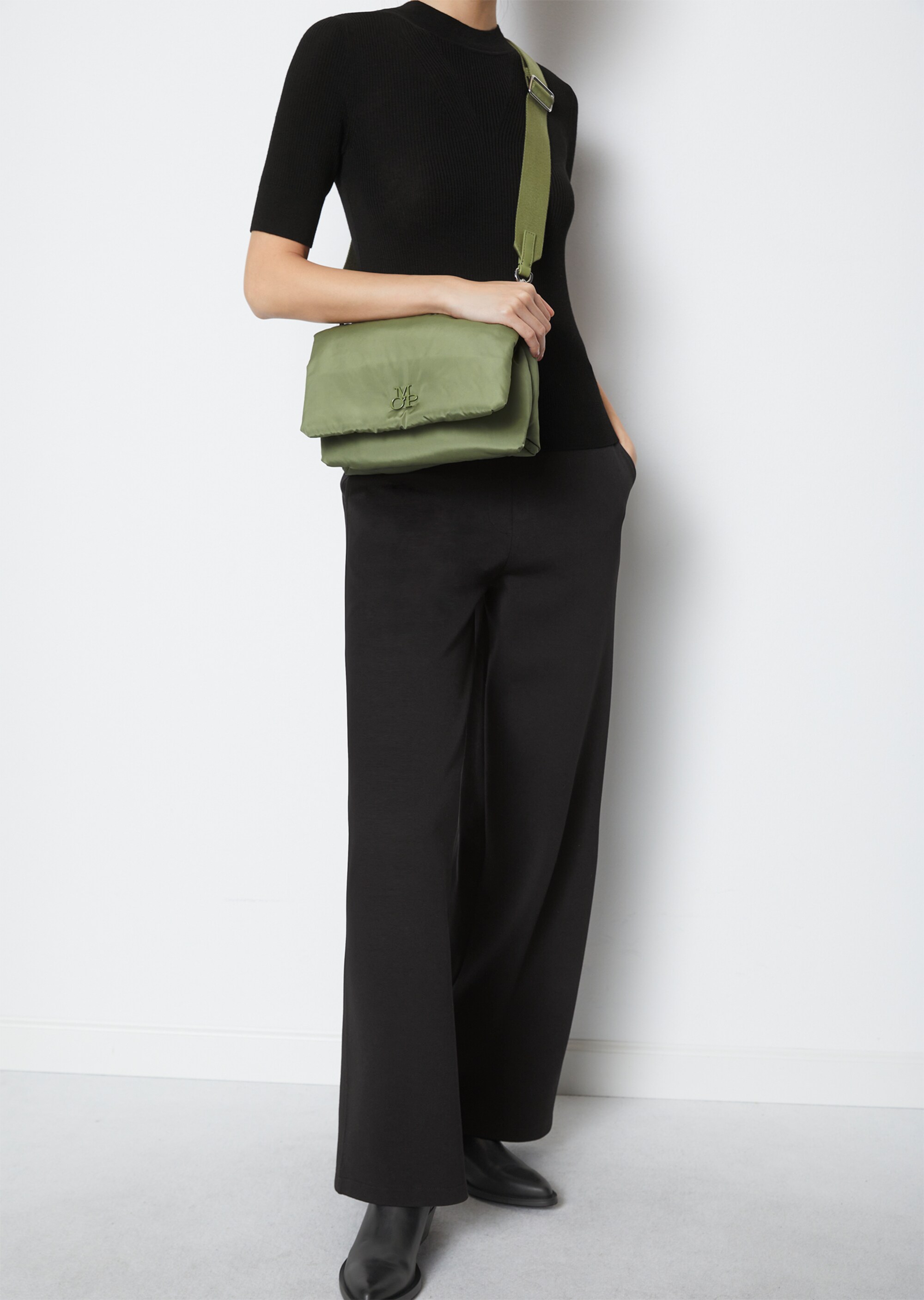 Puffer-Umhängetasche small aus recyceltem Polyester