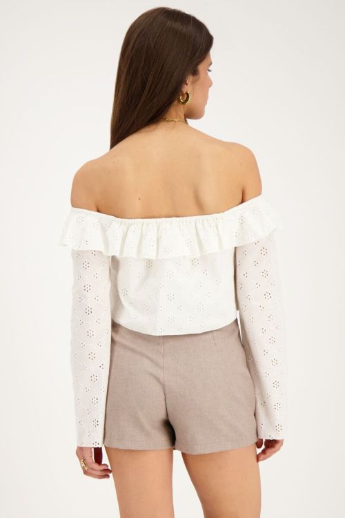 Witte off-shoulder top met broderie en strikdetail