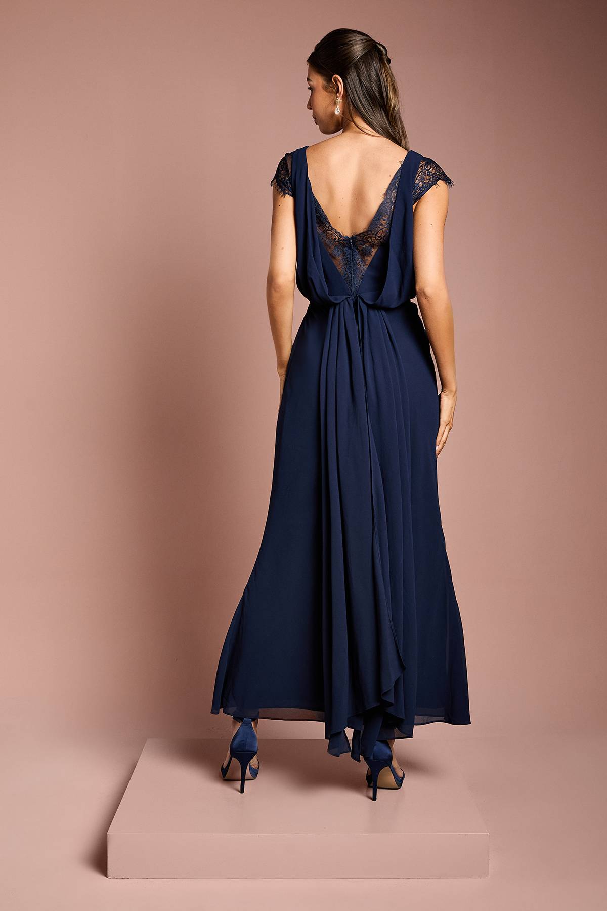 Coast Robe Longue de Demoiselle d'Honneur en Georgette avec Détails en Dentelle et Effet Portefeuille