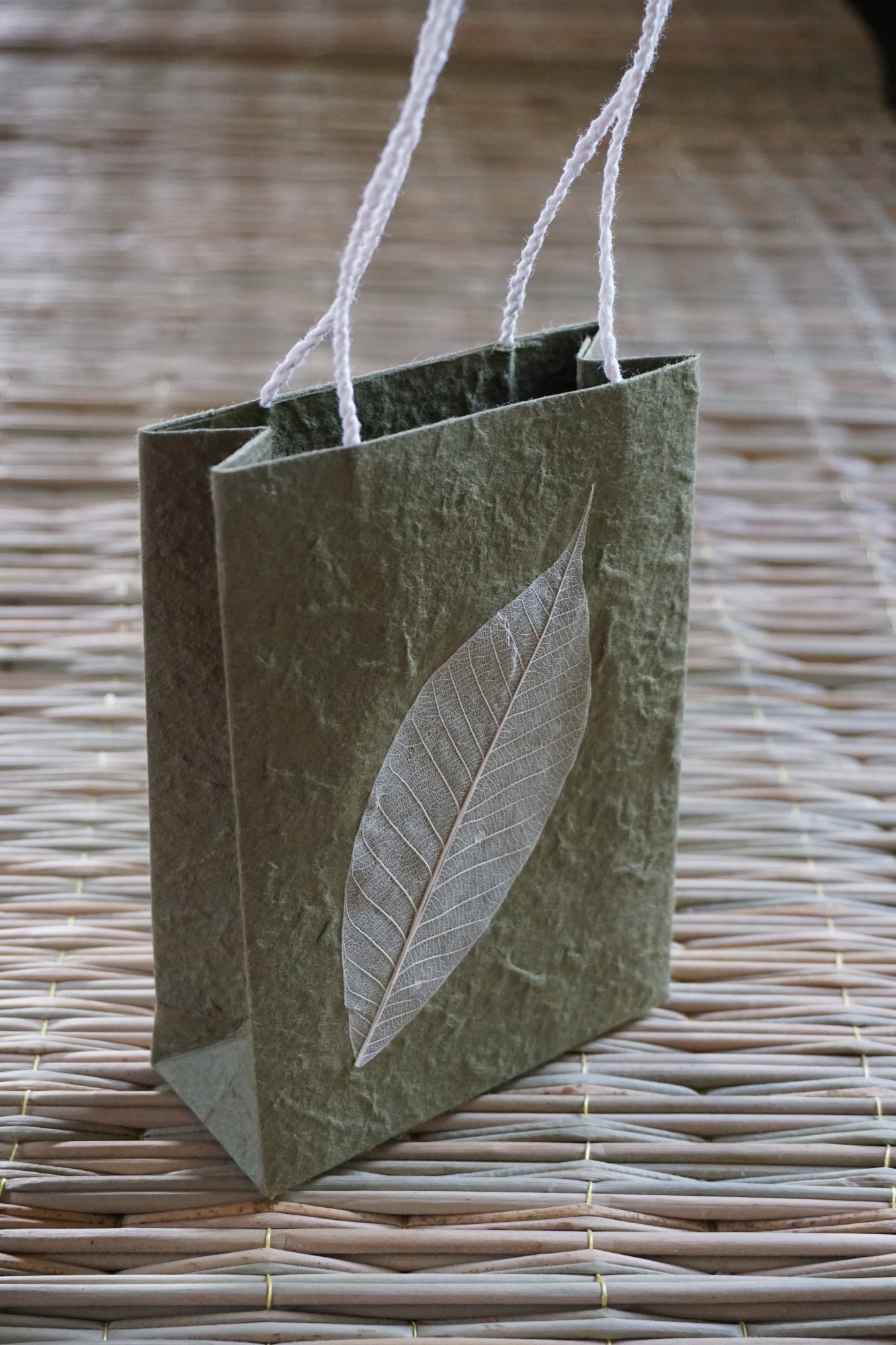 Tasche aus handgeschöpftem Papier, oliv, L 11,5 cm, B 5 cm, H 16 cm günstig bestellen