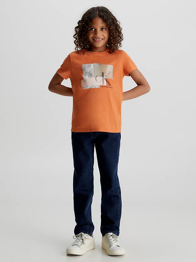 Camiseta com logo de corte quadrado