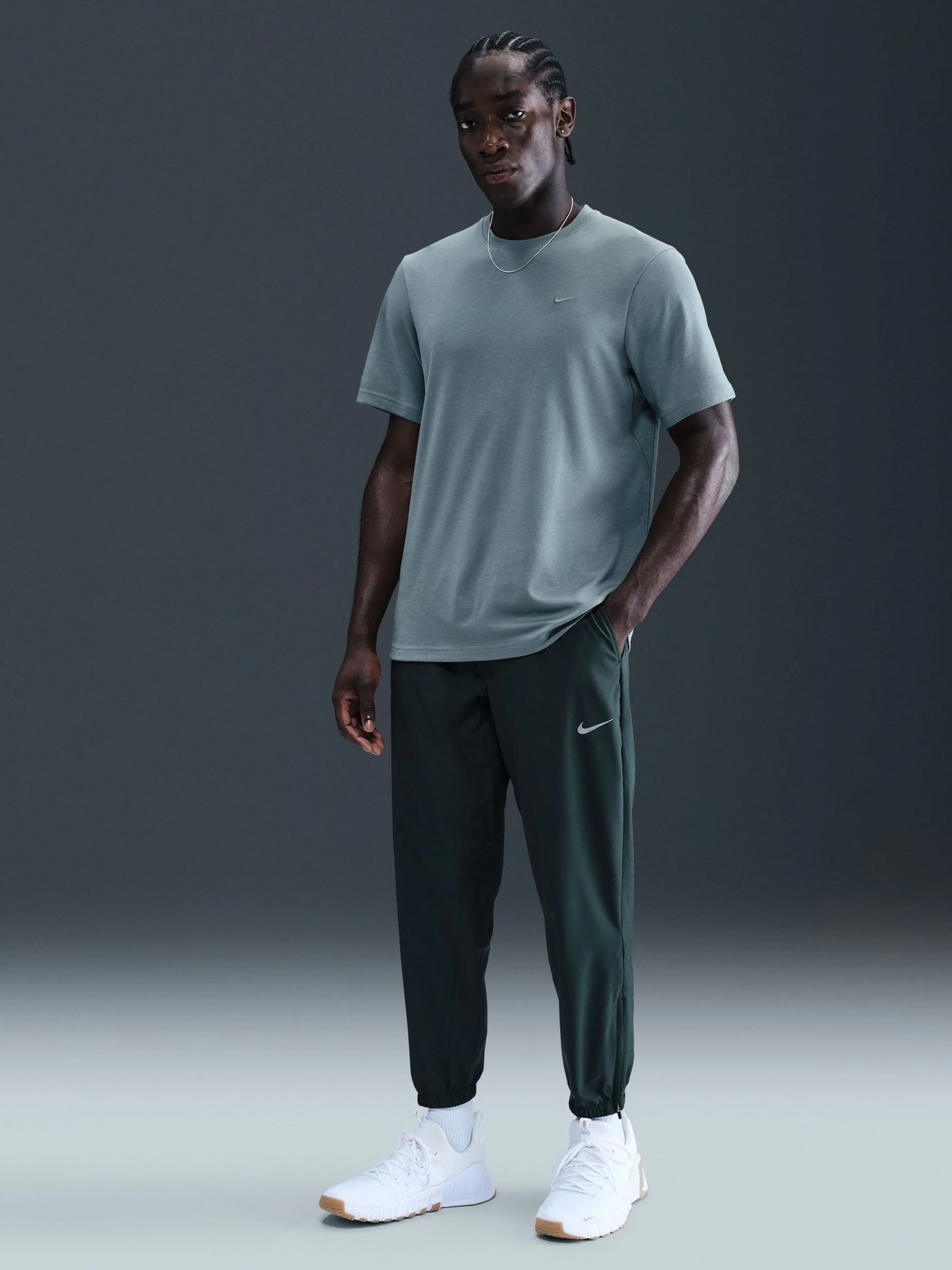 Donkergroen zeewier - Nike Dri-FIT Form trainingsbroek met taps toelopende pijpen