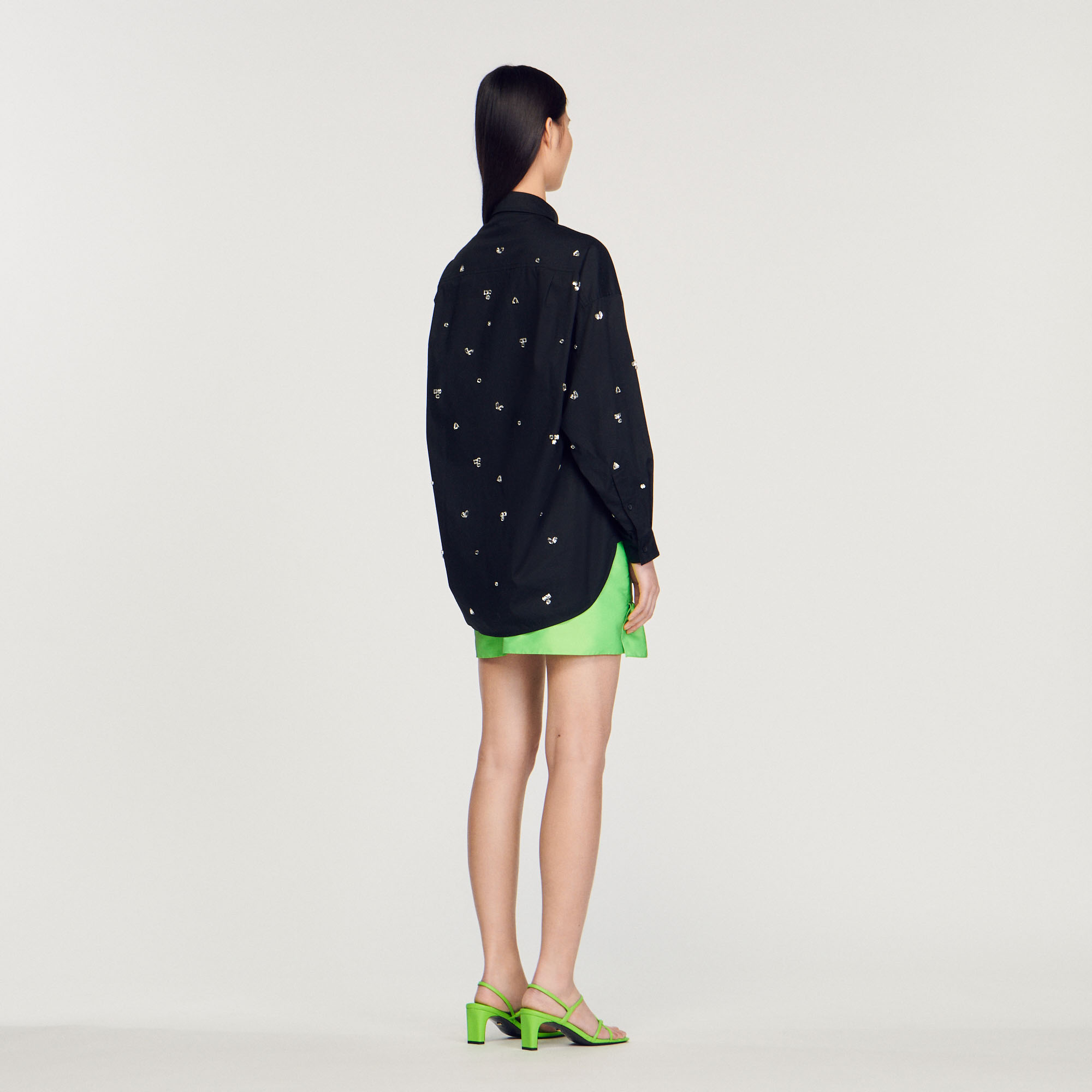 Chemise ornee de strass brodes á la main