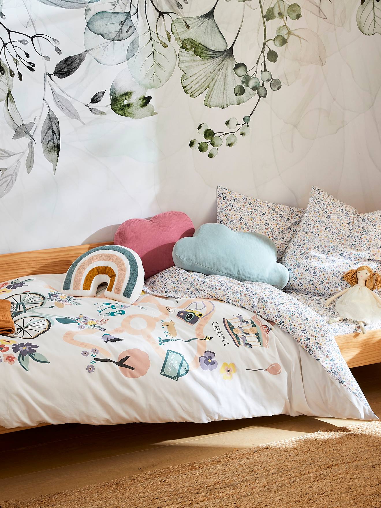 Conjunto infantil de capa de edredom e fronha, liso em branco claro e lilás com estampas.
