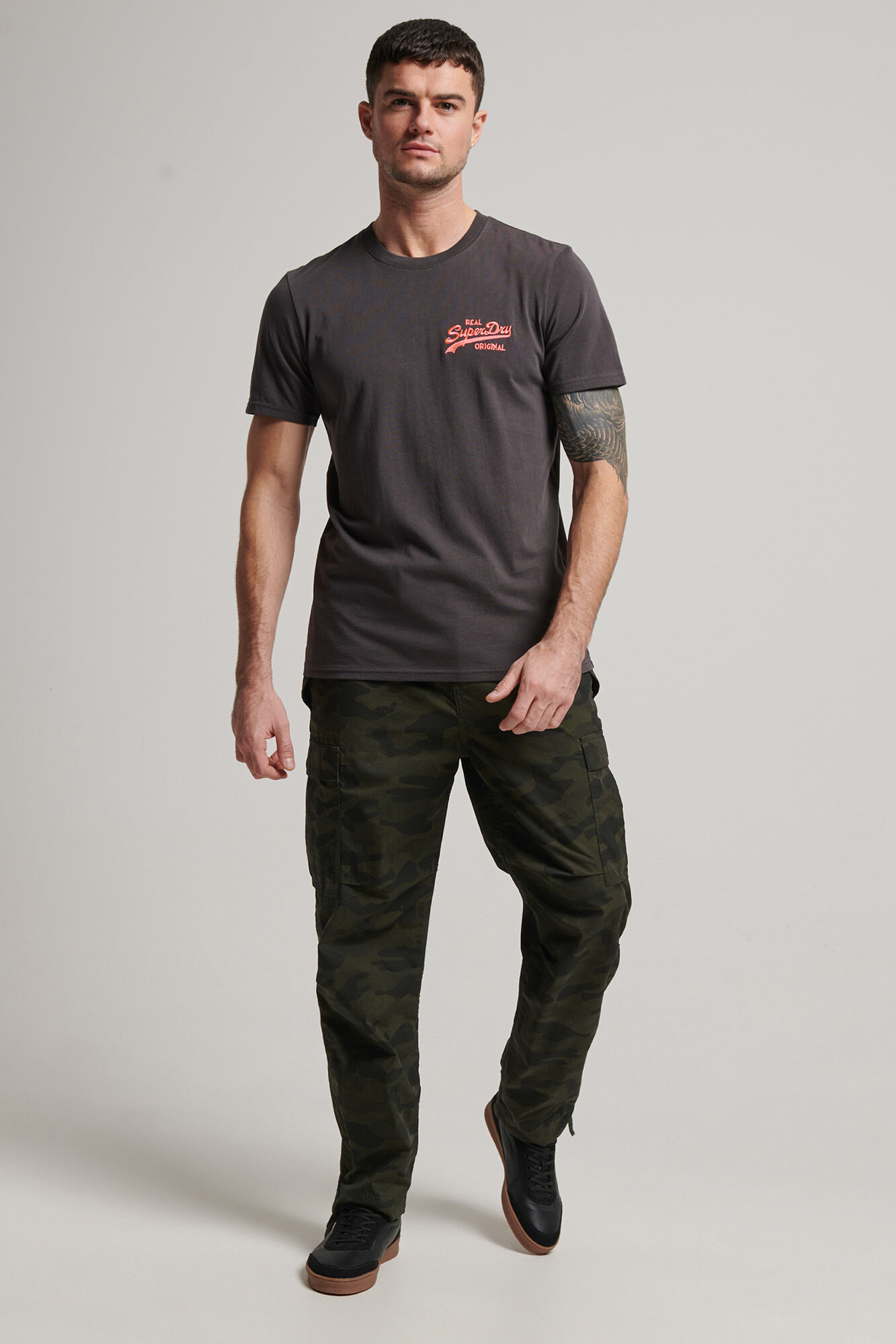 Camiseta fluorescente com logo vintage - cinza escuro