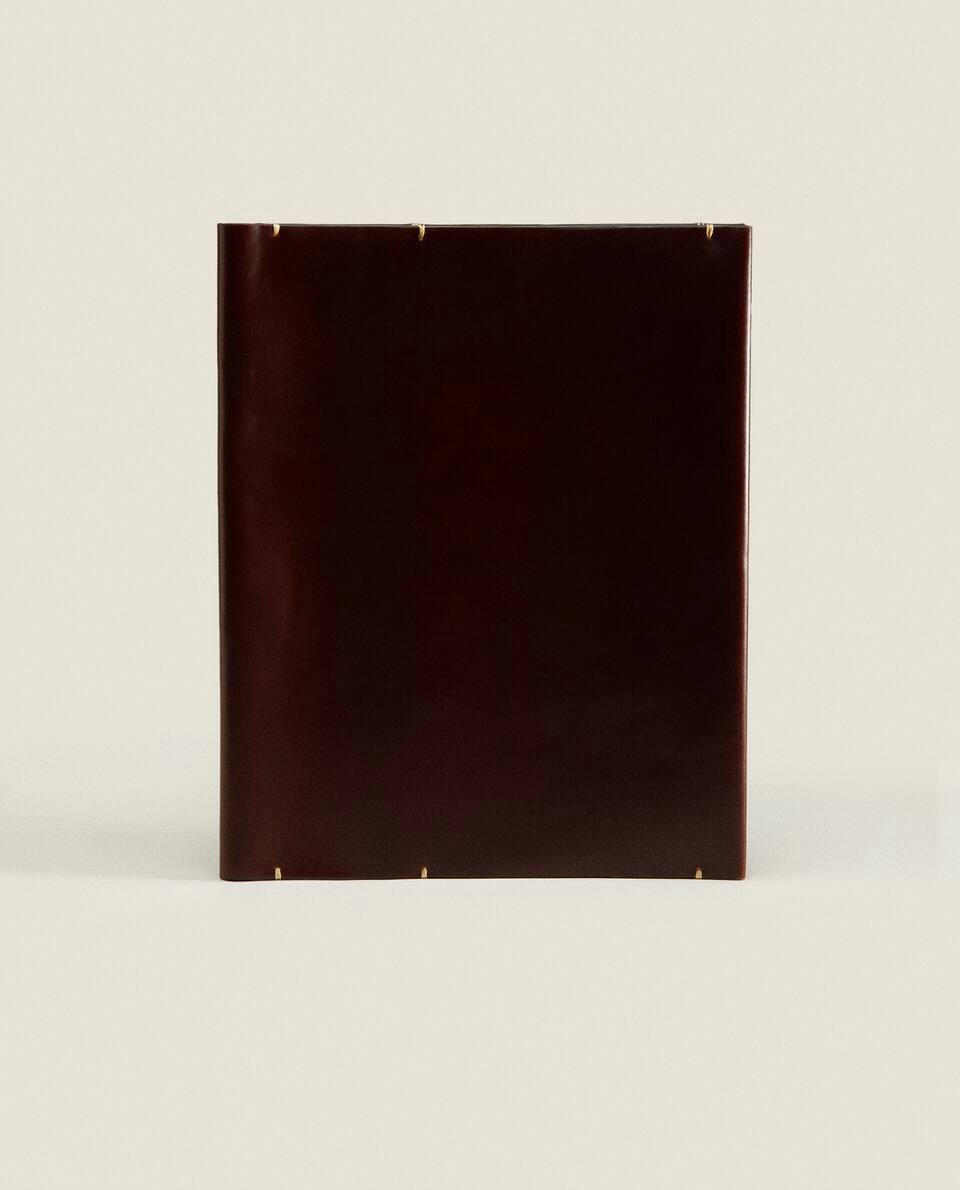 CAPA DE COURO PARA TABLET COM DETALHES DE COSTURA