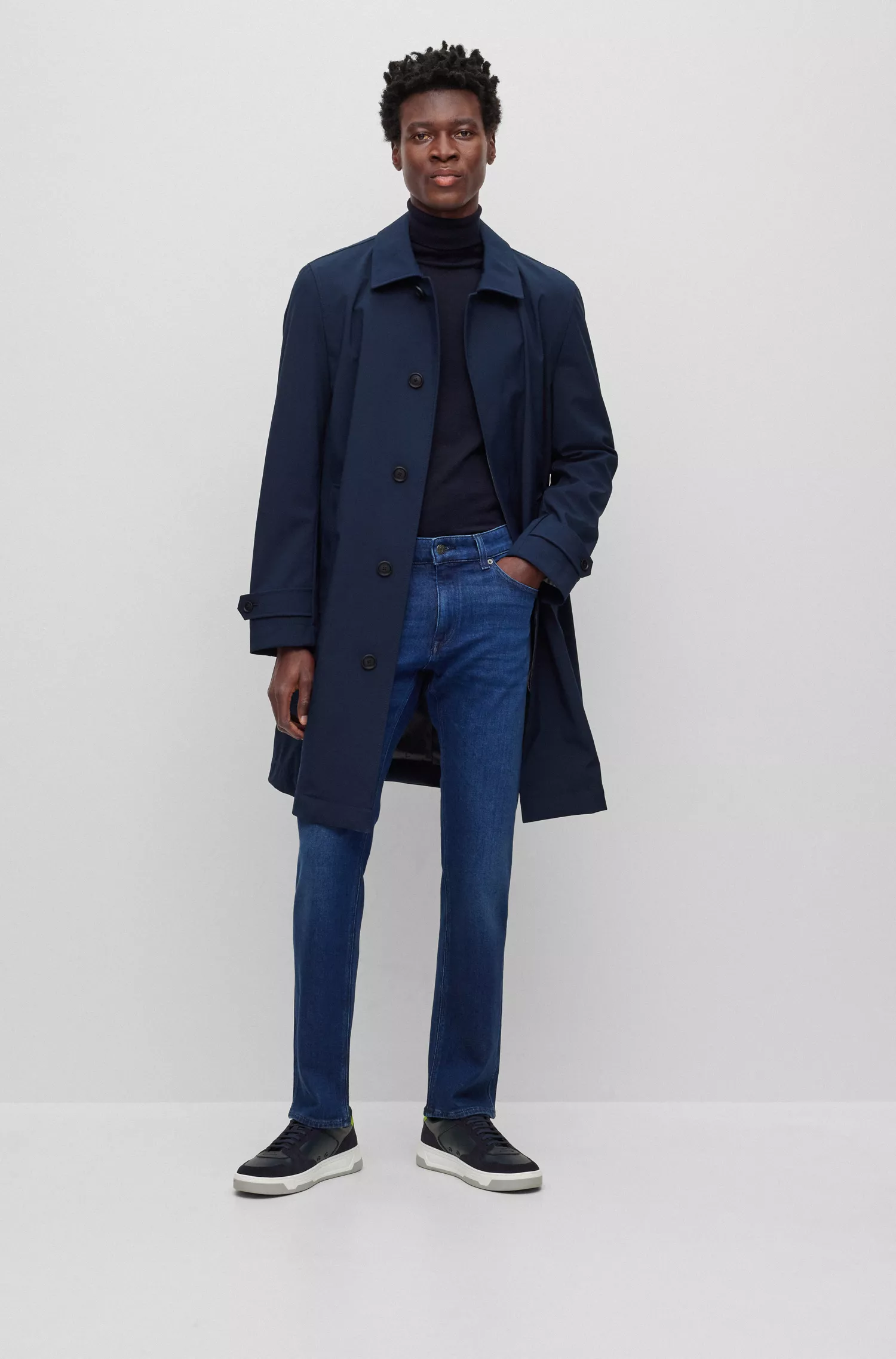 Calça jeans BOSS preta, corte regular, em denim azul-escuro com elasticidade confortável.