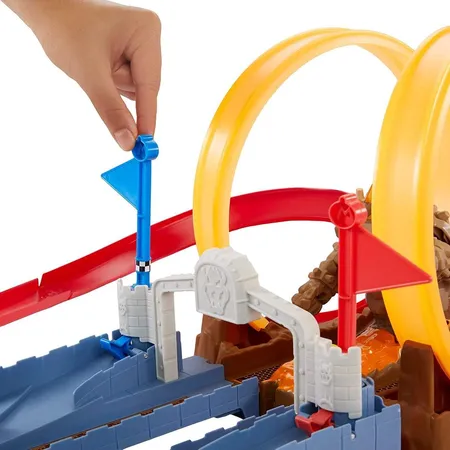 Hot Wheels Mario Kart Bowsers Festung Track-Set inkl. Spielzeugauto, Autorennbahn