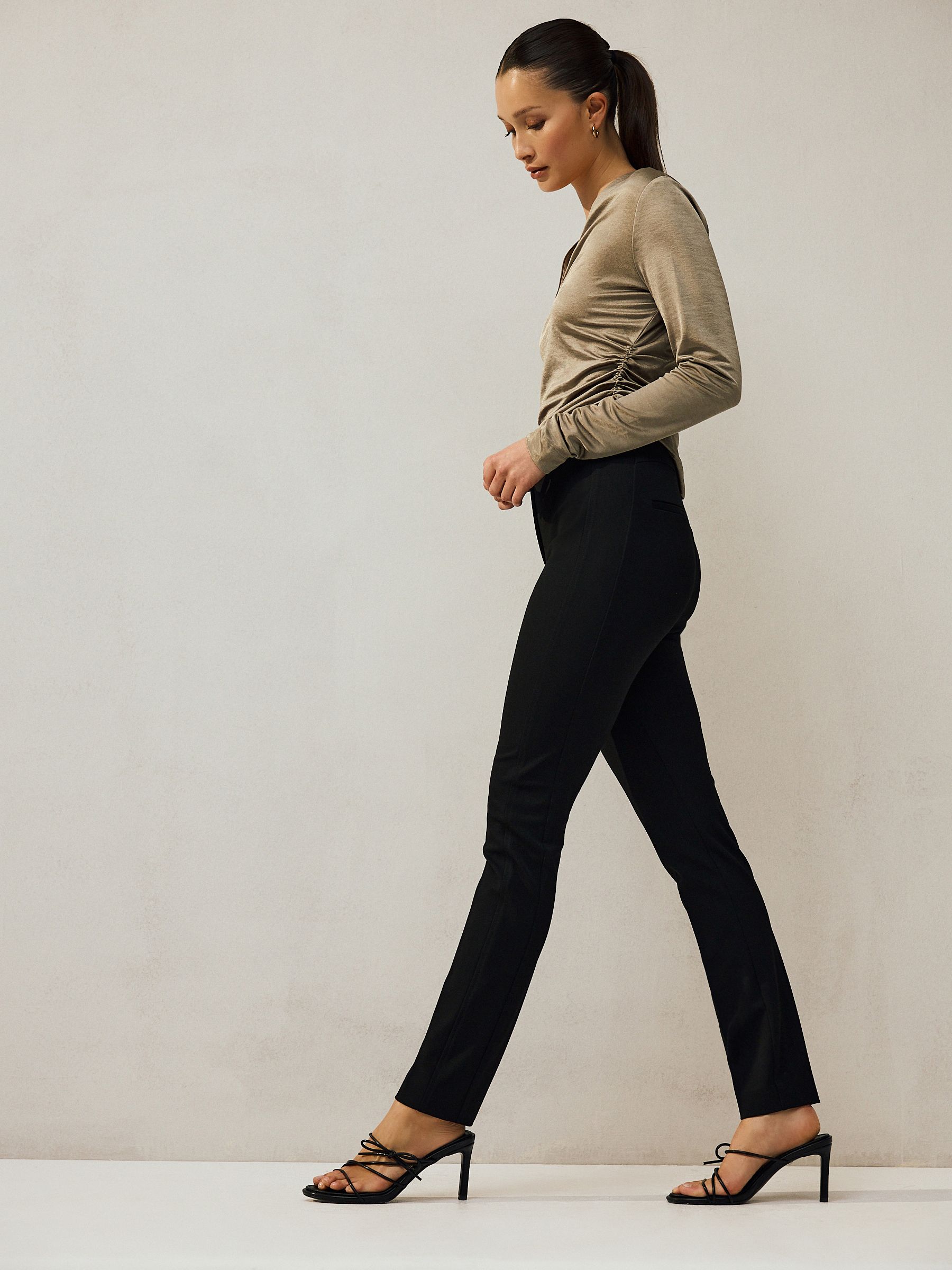 Zwart - Corrigerende broek met grote zakken