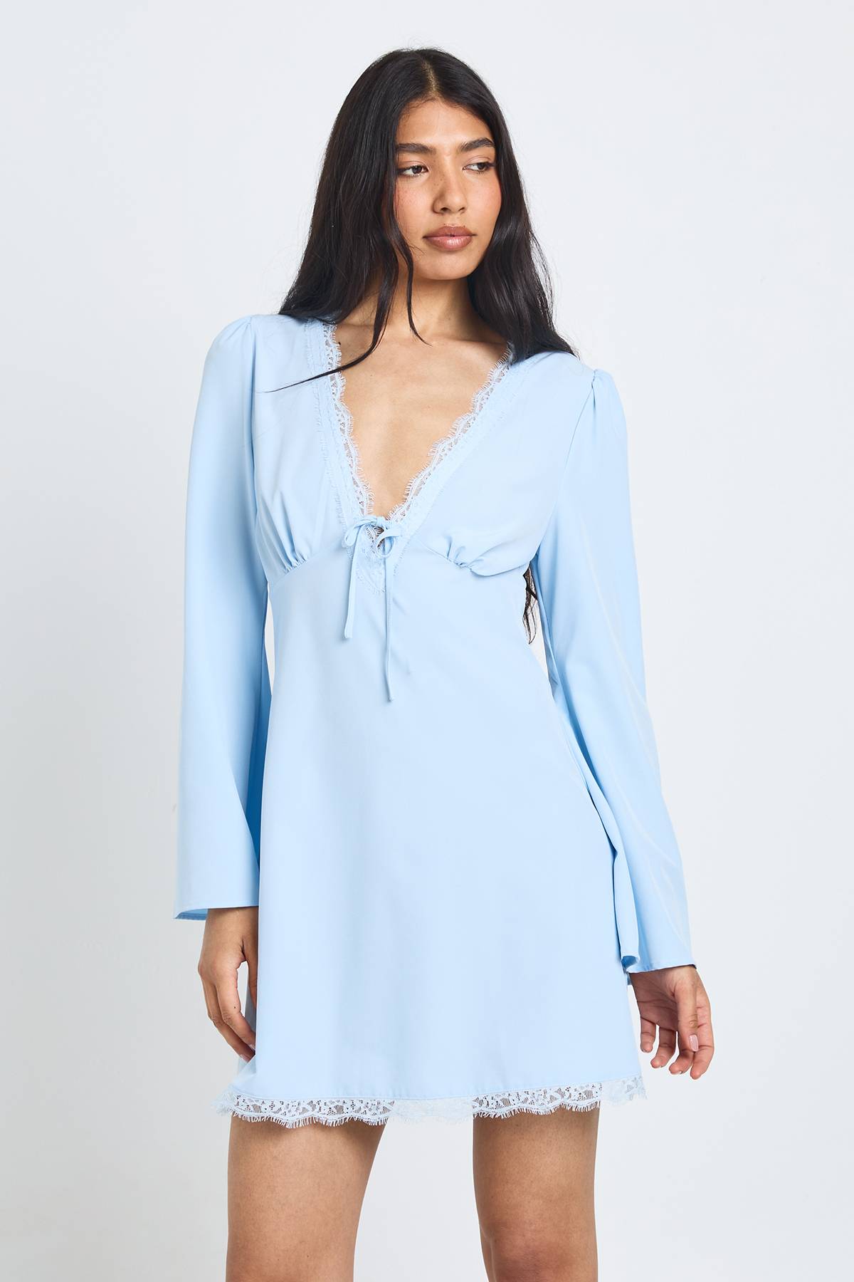 boohoo Robe Courte Évasée À Manches Longues Et Finitions En Dentelle