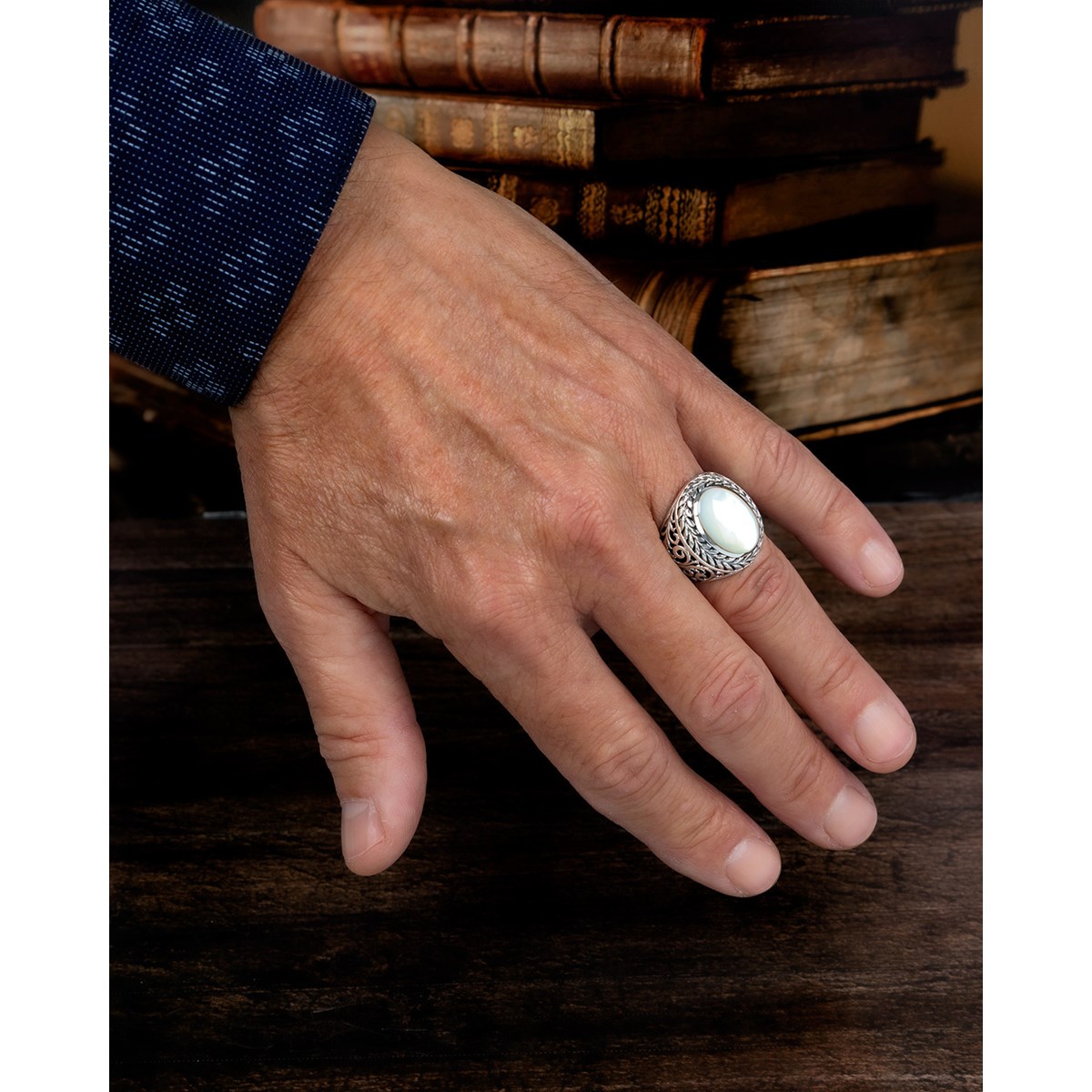 Bague Chevalière Homme en Argent Massif Vieilli avec Nacre Blanche | Aden