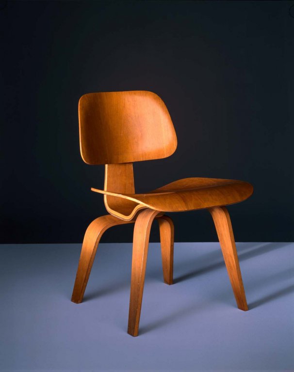 Vitra DCW stoel notenhout zwart gepigmenteerd