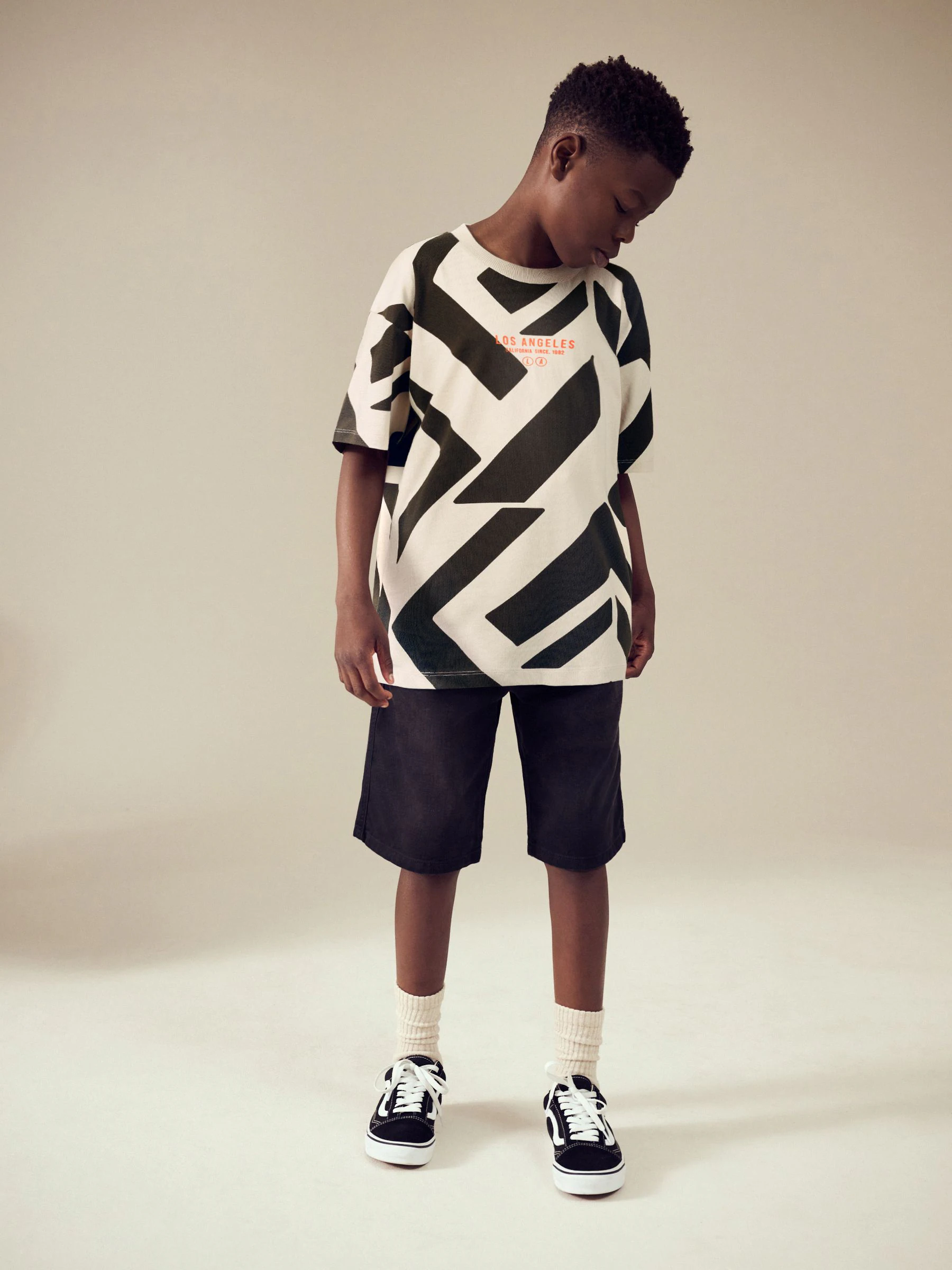 Ecru/antraciet - Ruimvallend T-shirt met korte mouwen en all-over print (3-16jr)
