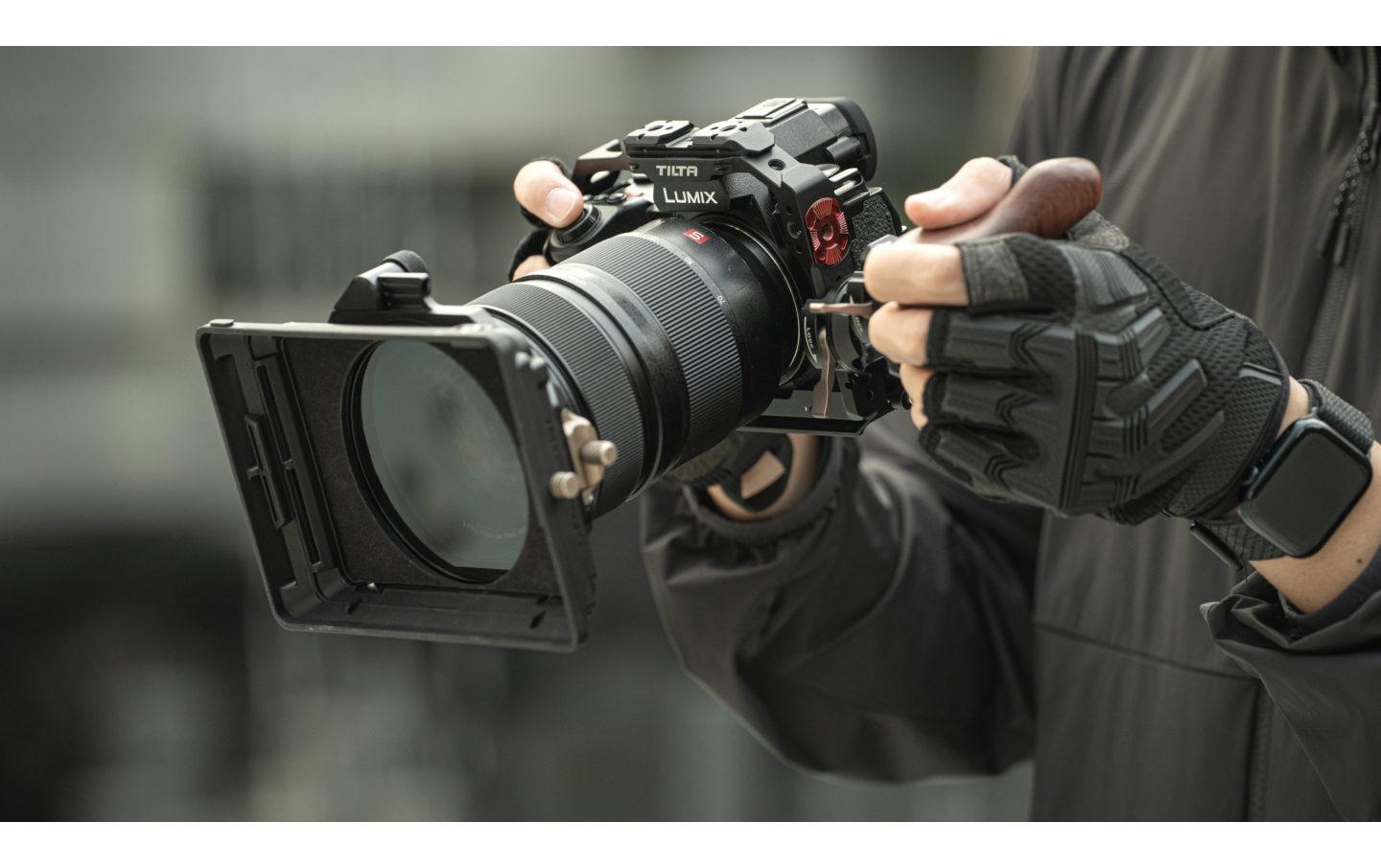 Full Camera Cage für Panasonic S5 II/IIX - Titanium GrayVerbessert die Funktionalität der Kamera und bietet gleichzeitig zusätzlichen Schutz