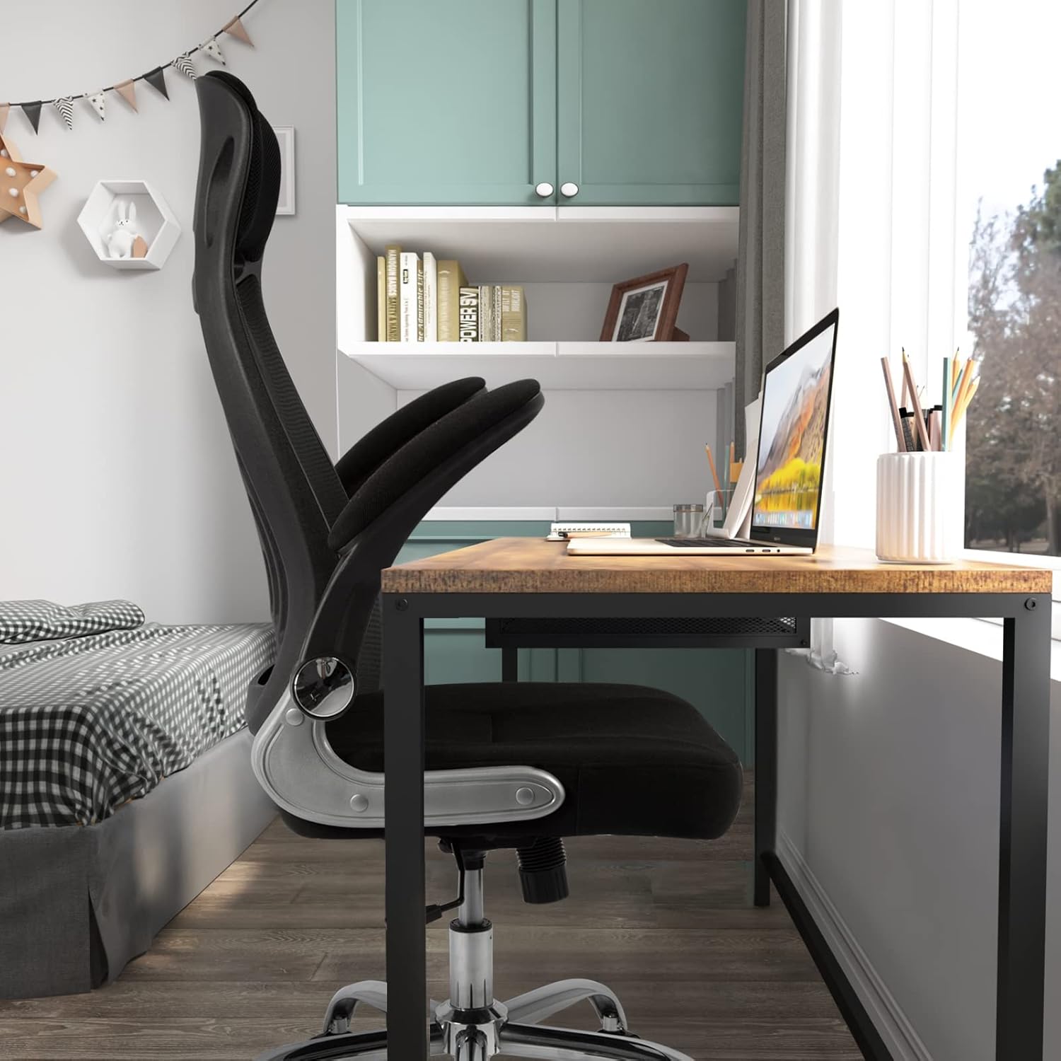 IntimaTe WM Heart Bürostuhl, Schreibtischstuhl Ergonomisch, Chefsessel mit Integrierter Kopfstütze, Klappbare Armlehnen, Wippfunktion, 64 x 64 x 127.5cm (Schwarz)