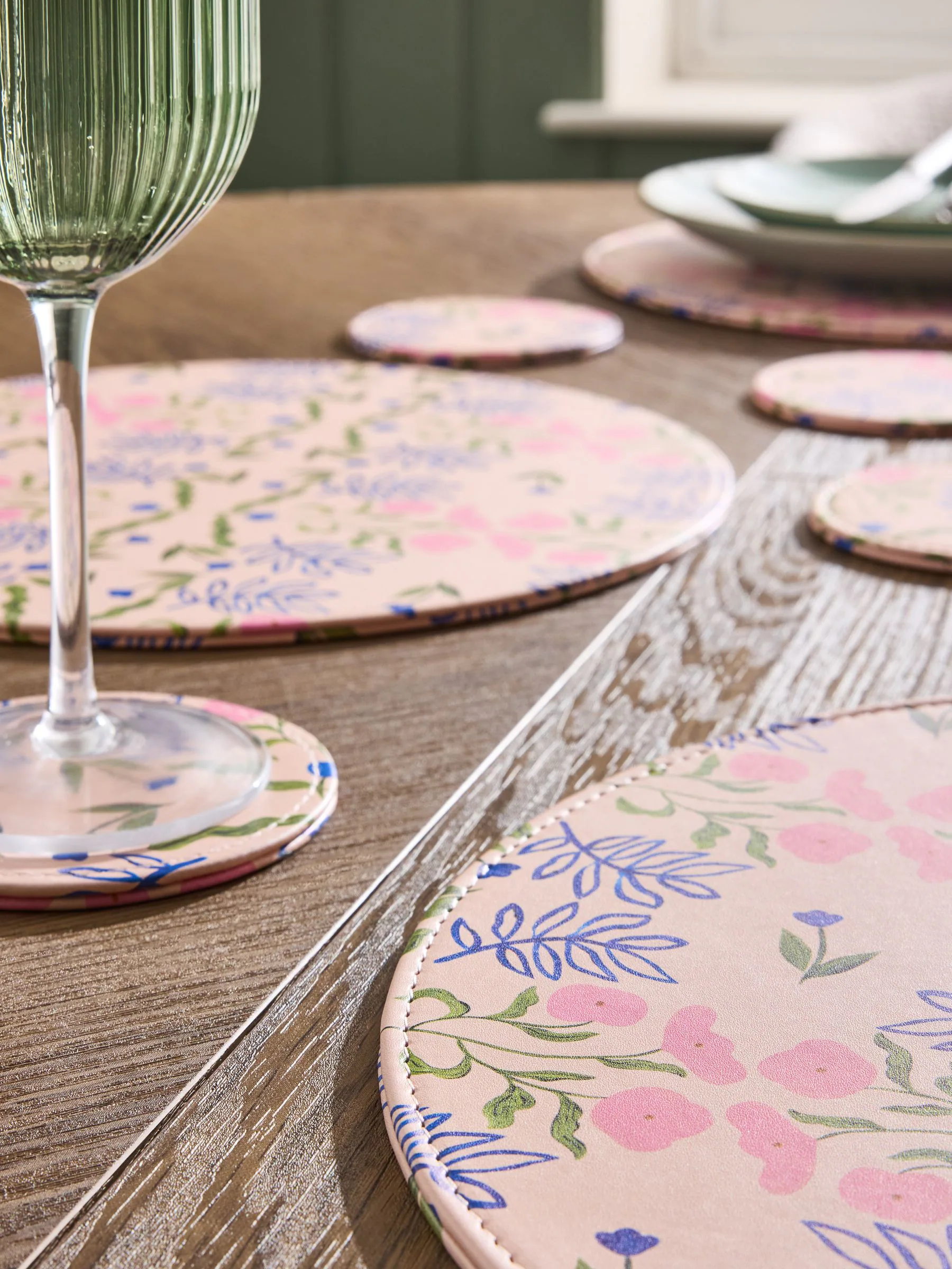 Set van 4 bedrukte imitatieleren placemats en onderzetters