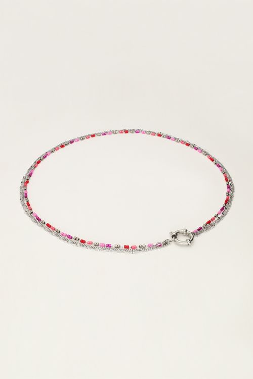 Driedubbele ketting met rode en roze kralen