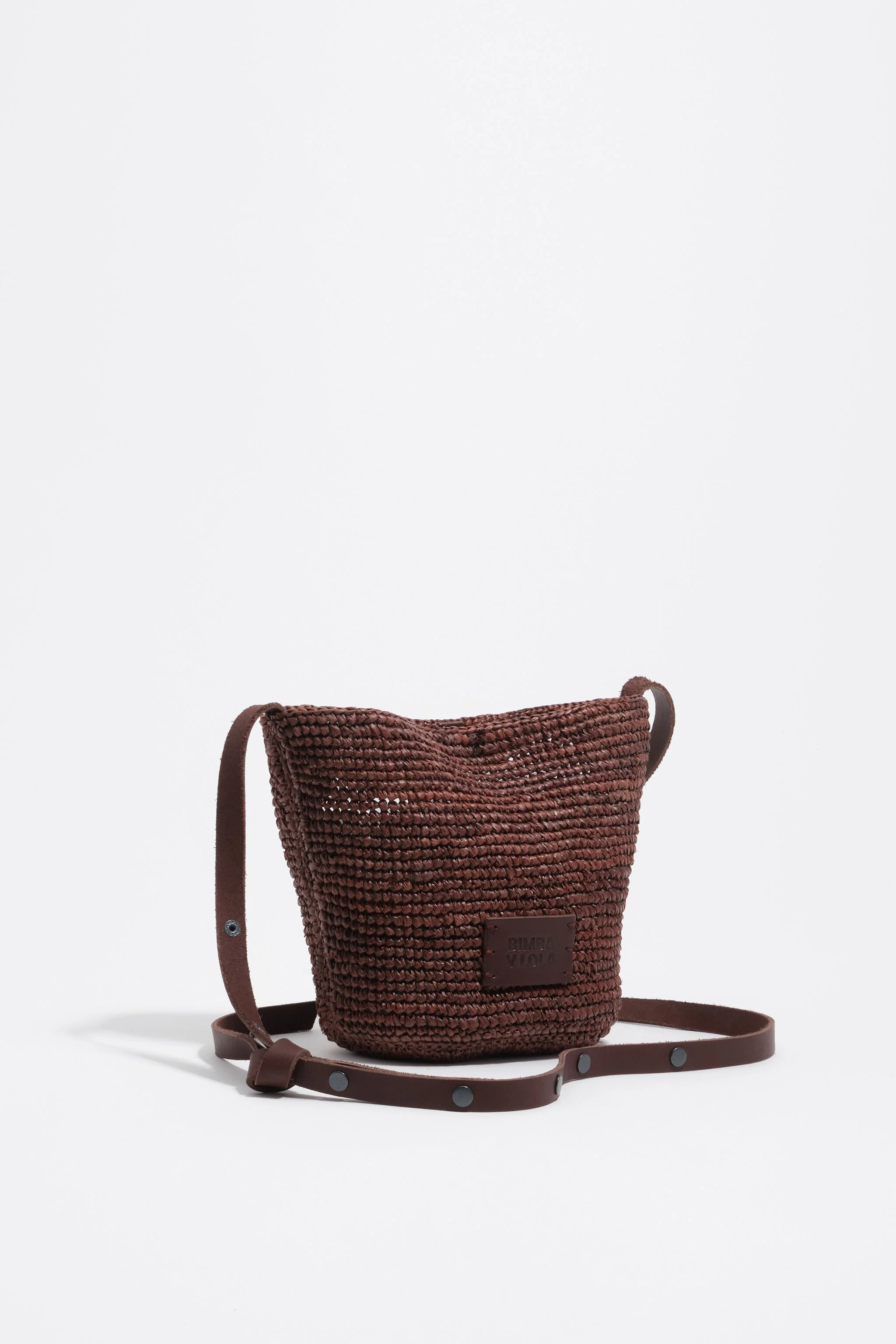 Pequena bolsa trançada de ráfia cor de noz
