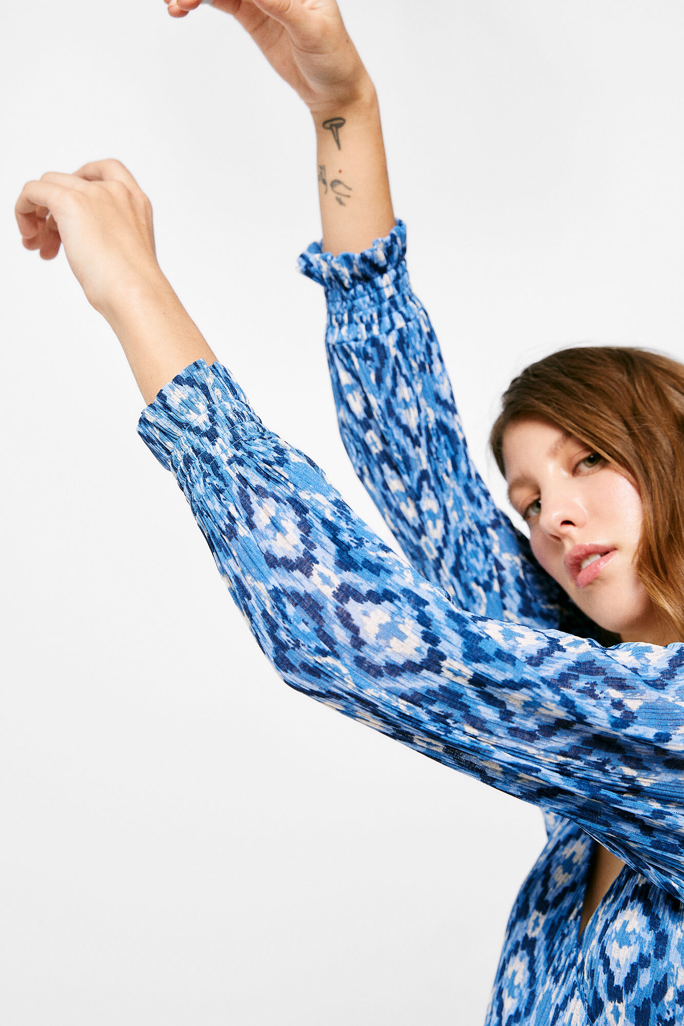 Vestido midi com decote cruzado - azul médio