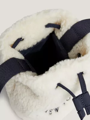 Bolsa infantil de tecido de pelúcia com estampa xadrez.