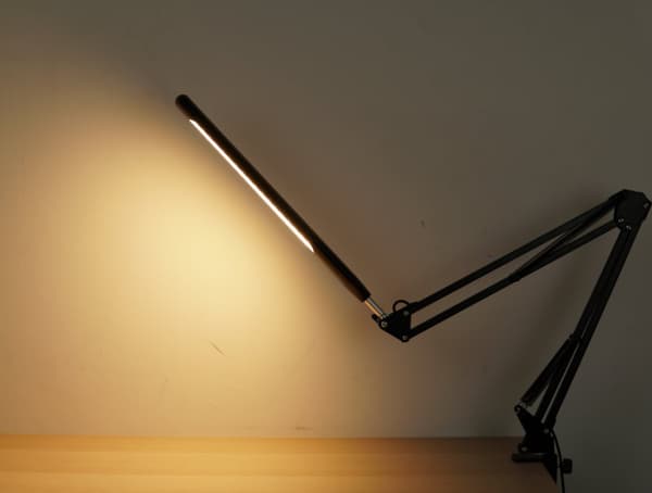 INF Skrivebordslampe med justerbar svingarm i sort