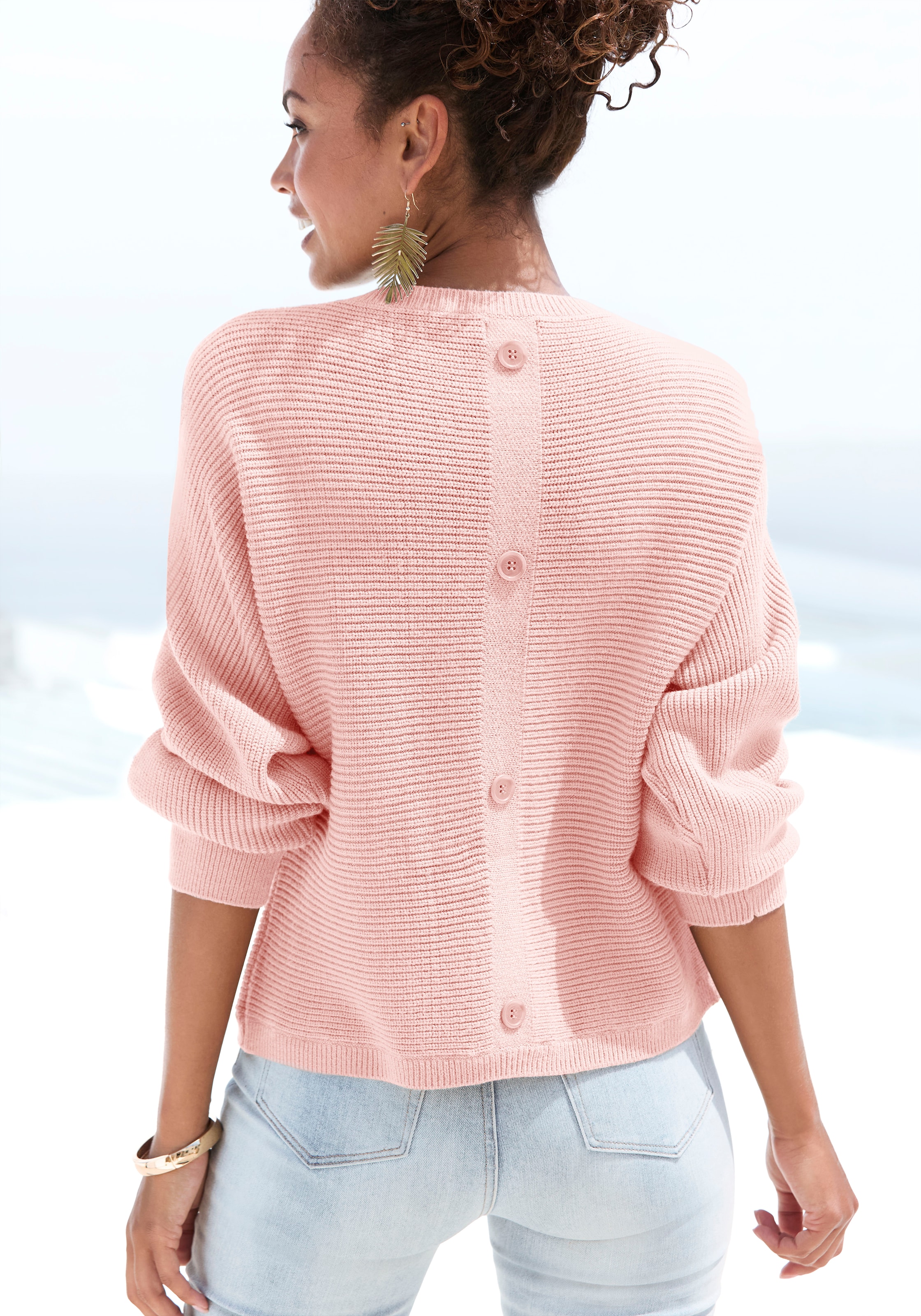 LASCANA Rundhalspullover mit Zierknöpfen hinten, lockerer Strickpullover