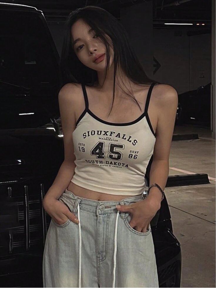 Rosesand - Contrasterende lettersprint, slim-fit crop top