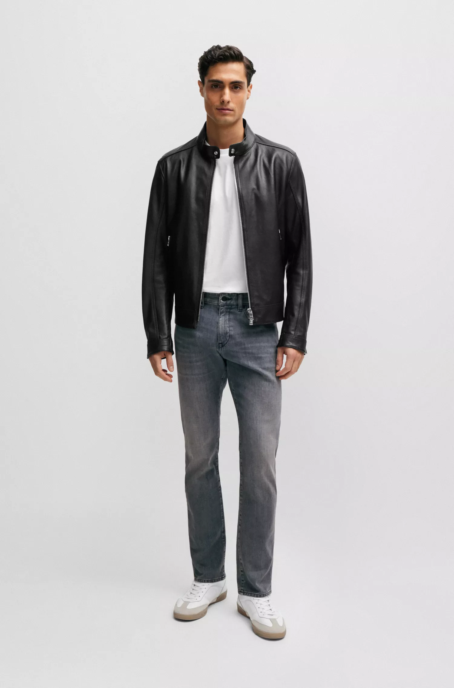 Calça jeans BOSS preta, corte slim, em denim italiano preto com toque de cashmere.