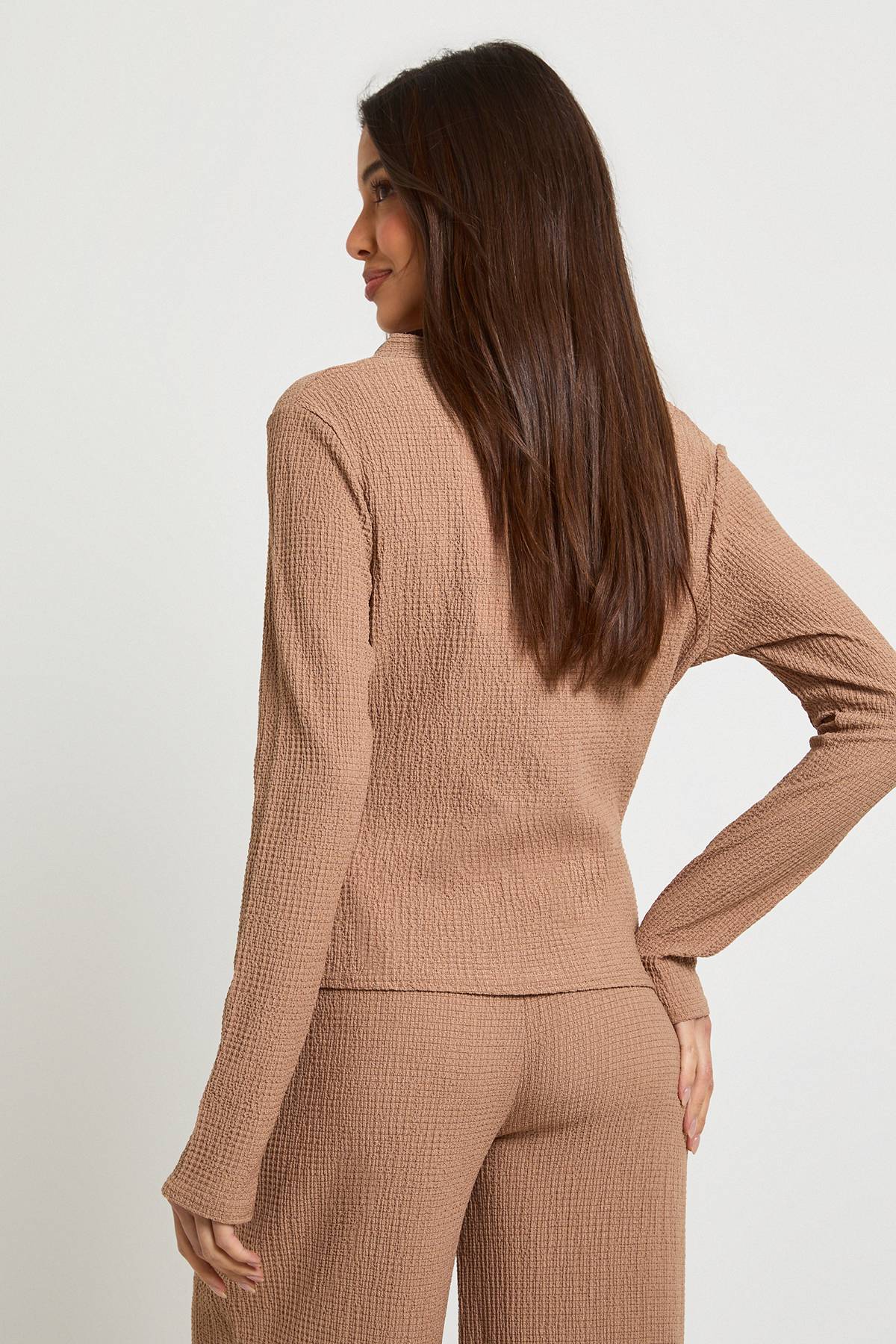 boohoo Haut à Manches Longues Texturé Boutonné Devant