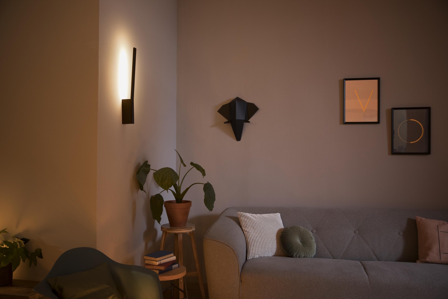 Philips Hue - Liane Wall Light Black - White & Color Ambiance - Black