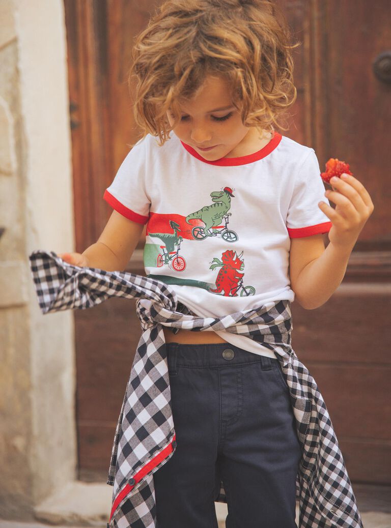 T-shirt blanc avec dinosaures sur des vélos