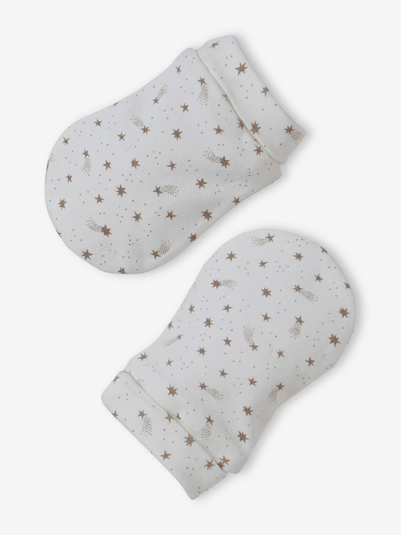 Conjunto personalizável para bebê menina, incluindo gorro, luvas, cachecol e bolsa de tricô estampada na cor cru natural.