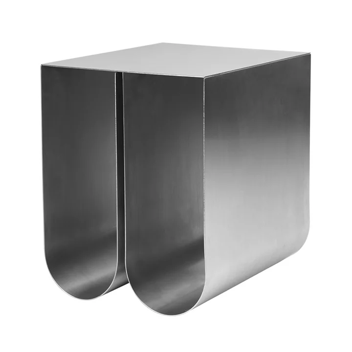 Kristina Dam Studio - Curved Beistelltisch, Edelstahl