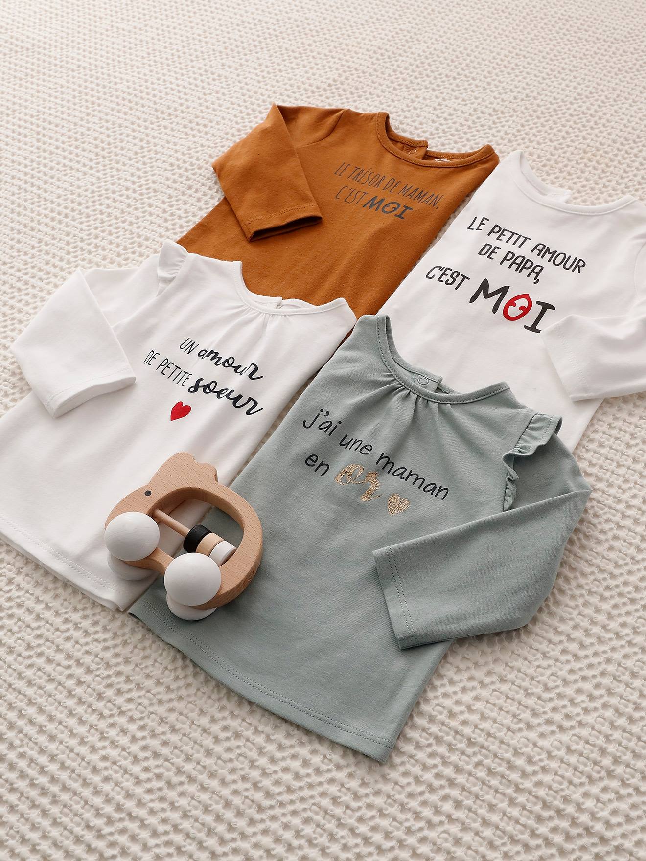 Camiseta de manga comprida com babados, lisa, rosa bebê claro com estampas.
