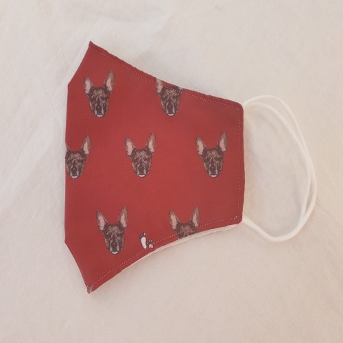 Máscara facial personalizada com estampas turquesa.