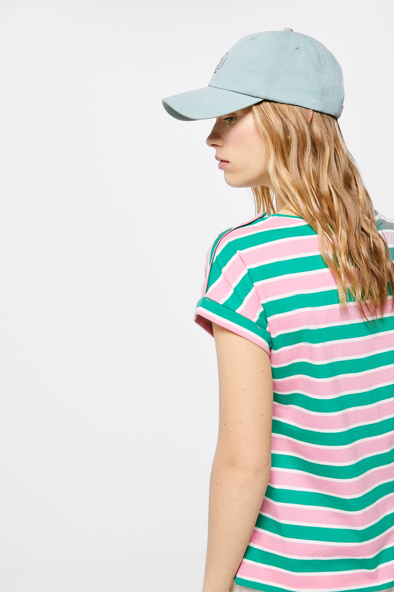 Camiseta estampada com botões no ombro