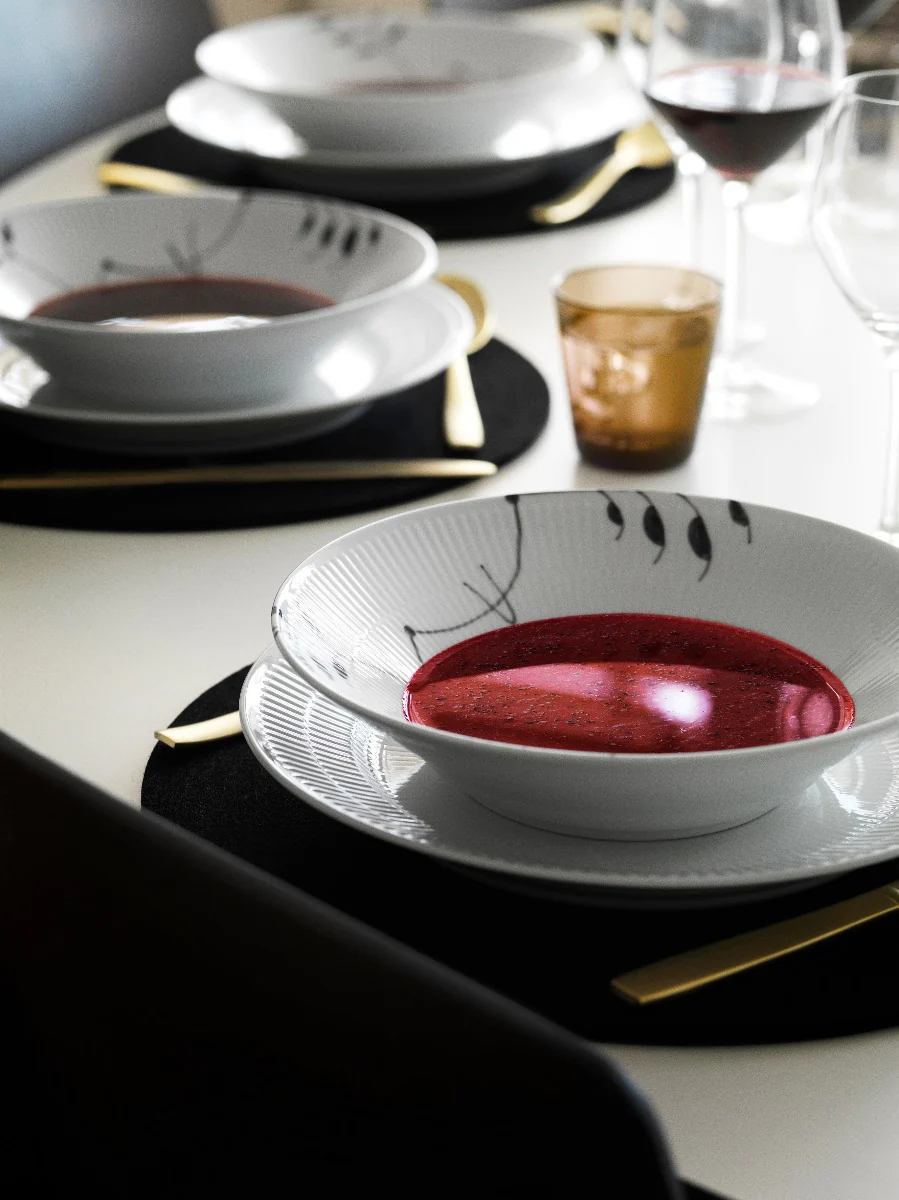 Royal Copenhagen  Sort Mega riflet dyb tallerken - 17 cm.