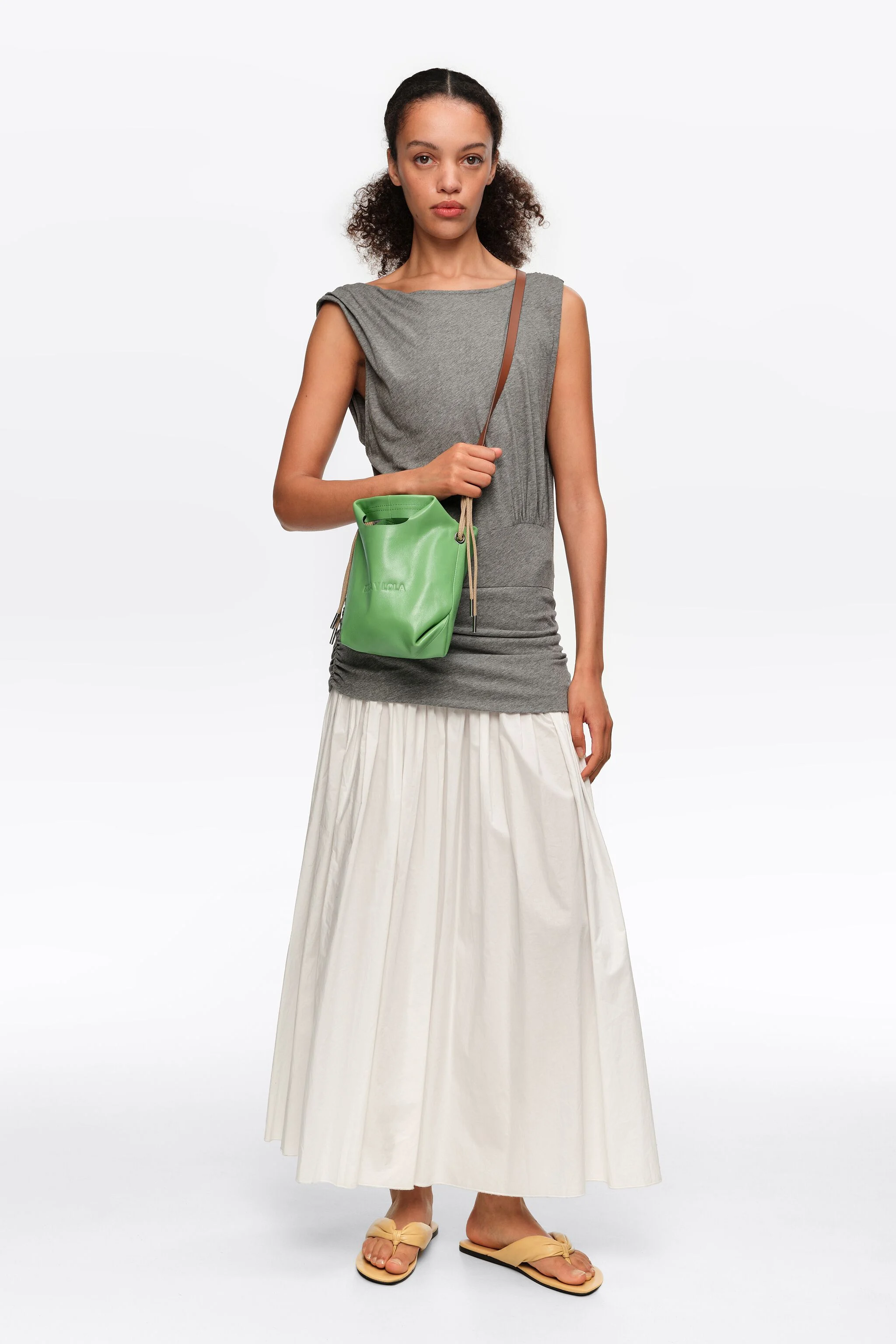 Bolsa transversal mini em couro esmeralda estilo papel.