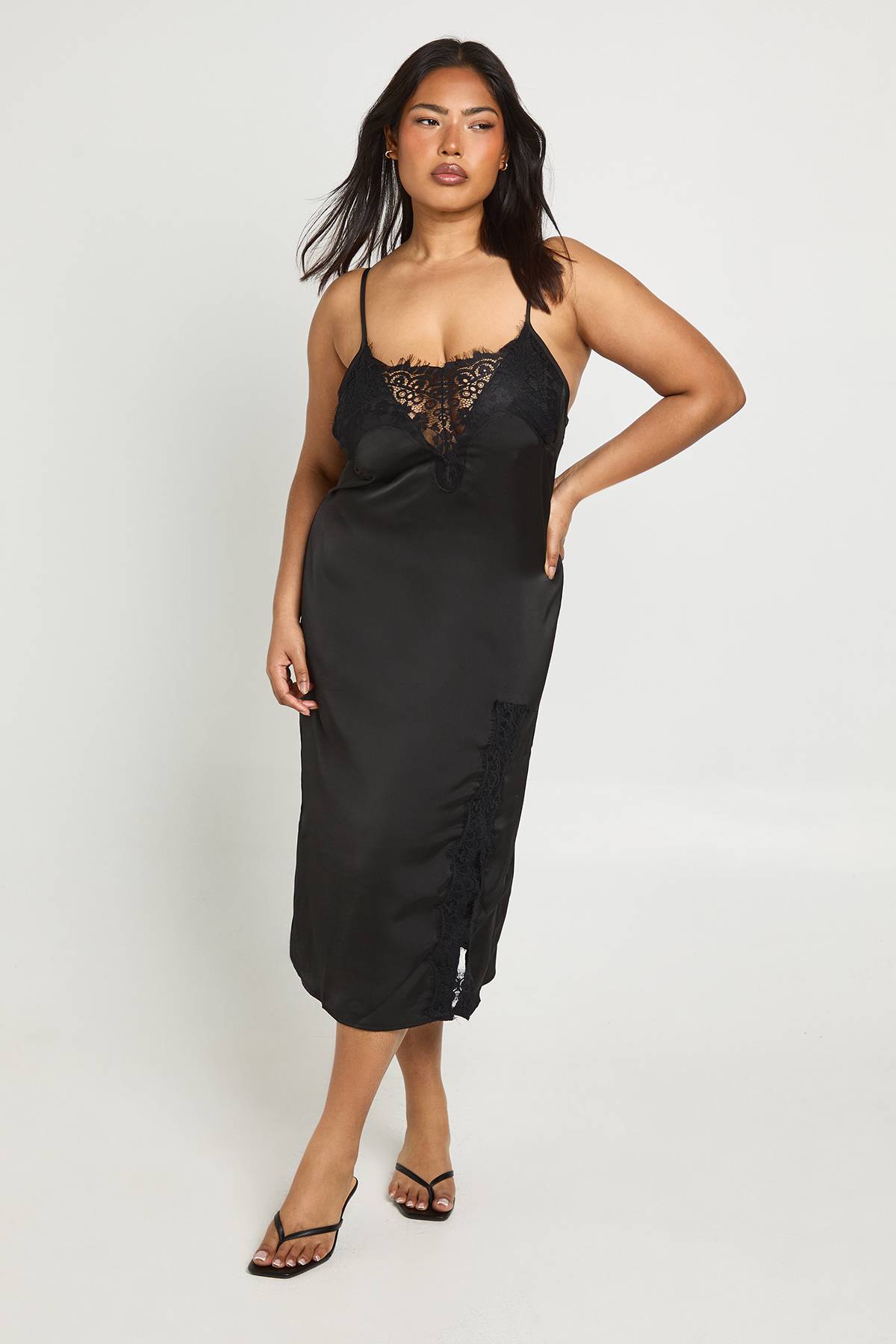 boohoo Robe Nuisette Satinée Grande Taille Avec Détails De Dentelle Contrastante