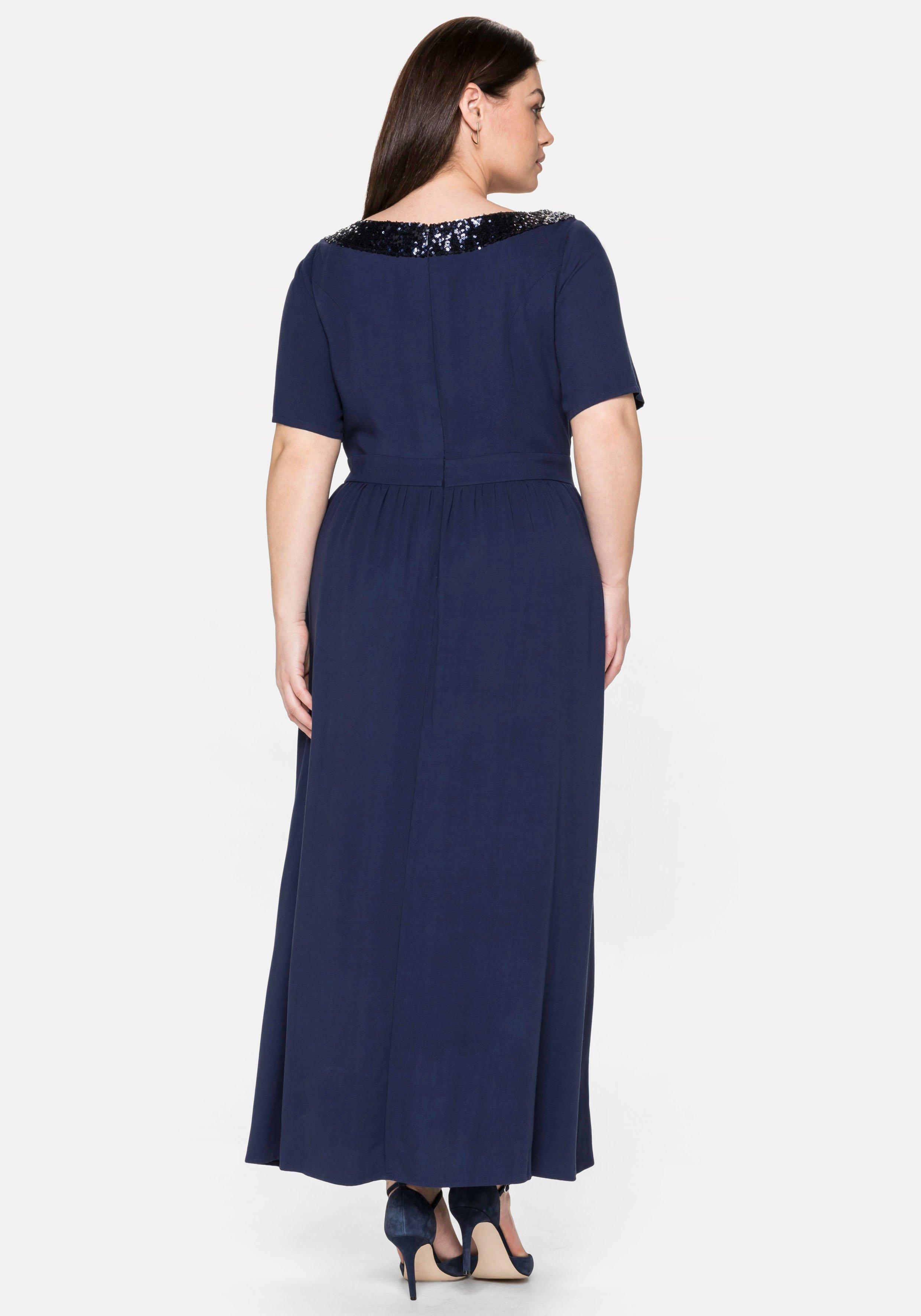 Abendkleid mit Pailletten am Ausschnitt