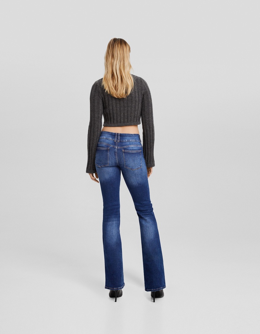calça jeans bootcut de cintura baixa
