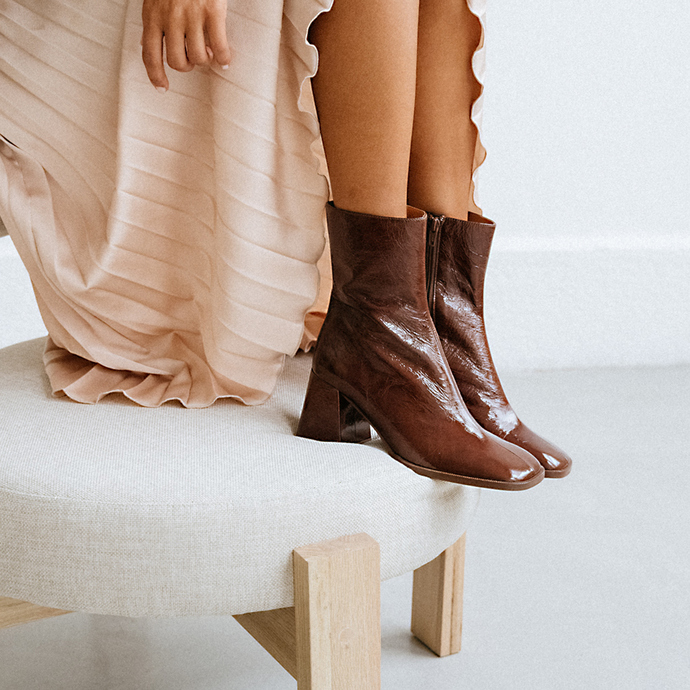 Bottines à talons épais et bouts carrés...  en cuir brillant marron