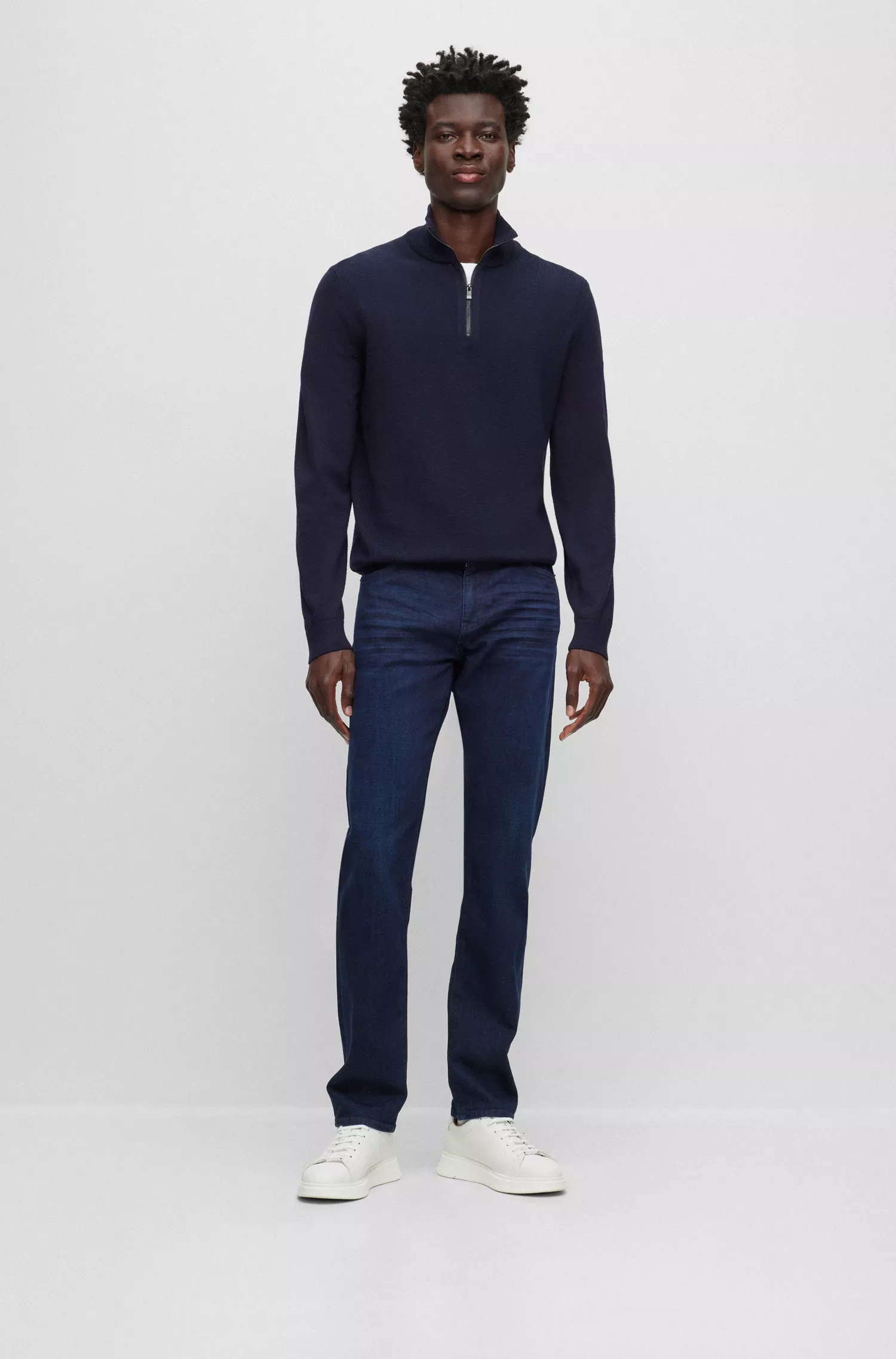 Calça jeans BOSS preta, corte regular, em denim azul-escuro com toque de cashmere.